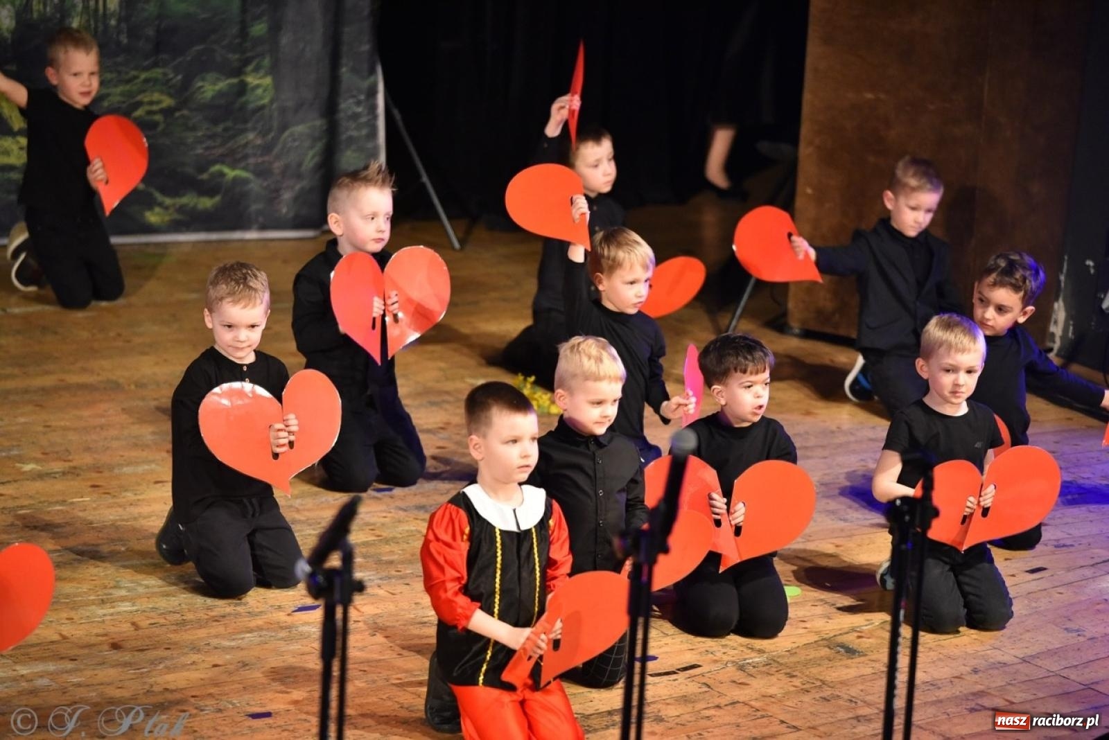Zdjęcie w galerii na portalu naszraciborz.pl: 80 lat przedszkola w Brzeziu. Wzruszenia, wspomnienia i artystyczne talenty na scenie RCK [FOTO i WIDEO] wiadomości z regionu