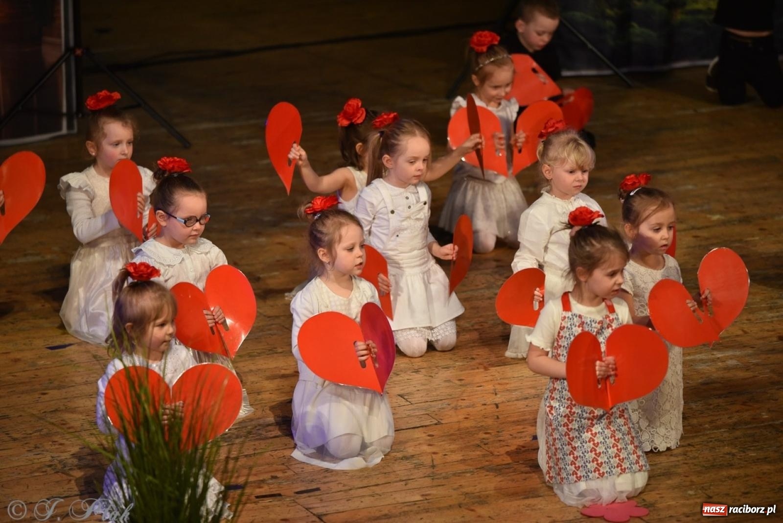 Zdjęcie w galerii na portalu naszraciborz.pl: 80 lat przedszkola w Brzeziu. Wzruszenia, wspomnienia i artystyczne talenty na scenie RCK [FOTO i WIDEO] wiadomości z regionu