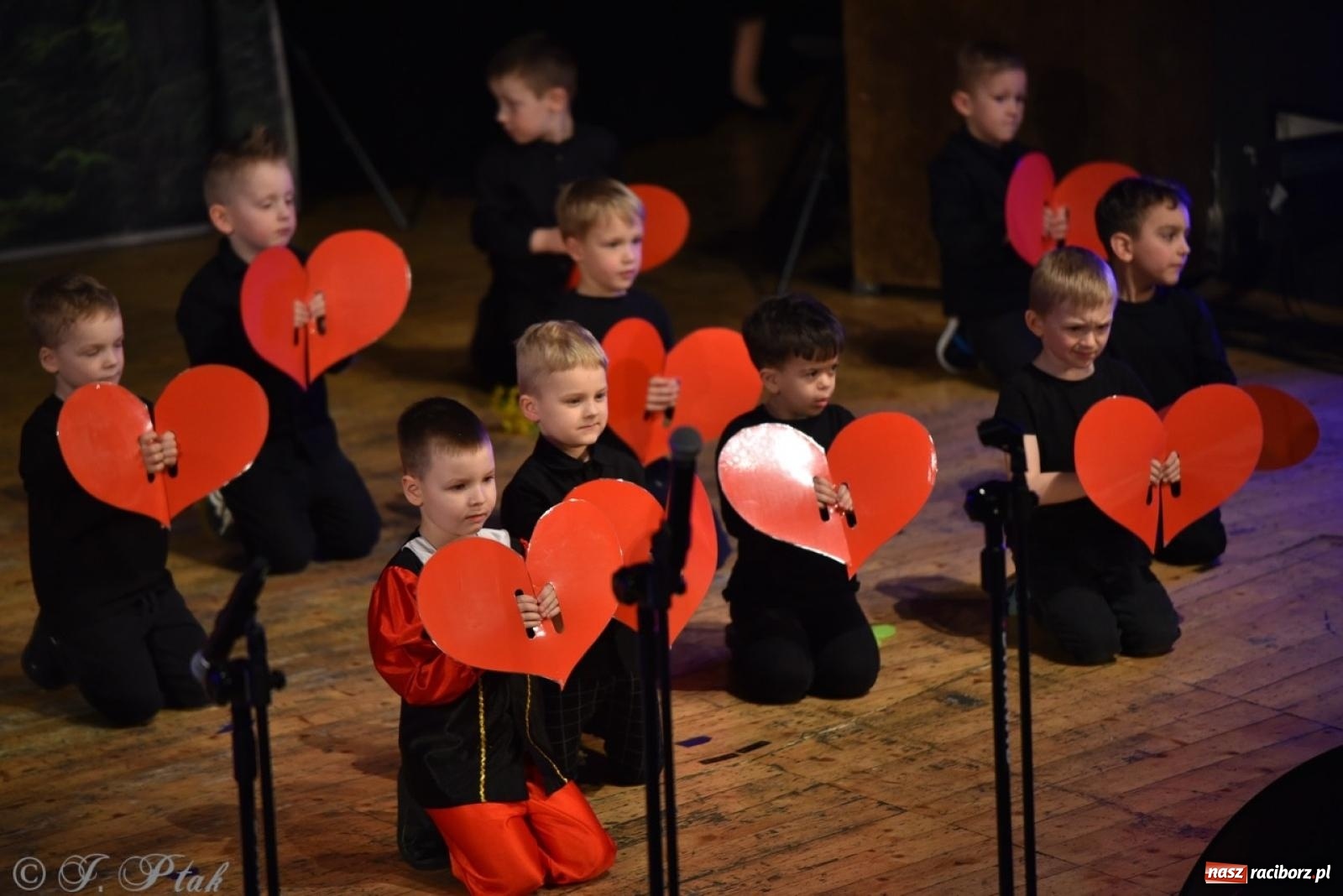 Zdjęcie w galerii na portalu naszraciborz.pl: 80 lat przedszkola w Brzeziu. Wzruszenia, wspomnienia i artystyczne talenty na scenie RCK [FOTO i WIDEO] wiadomości z regionu