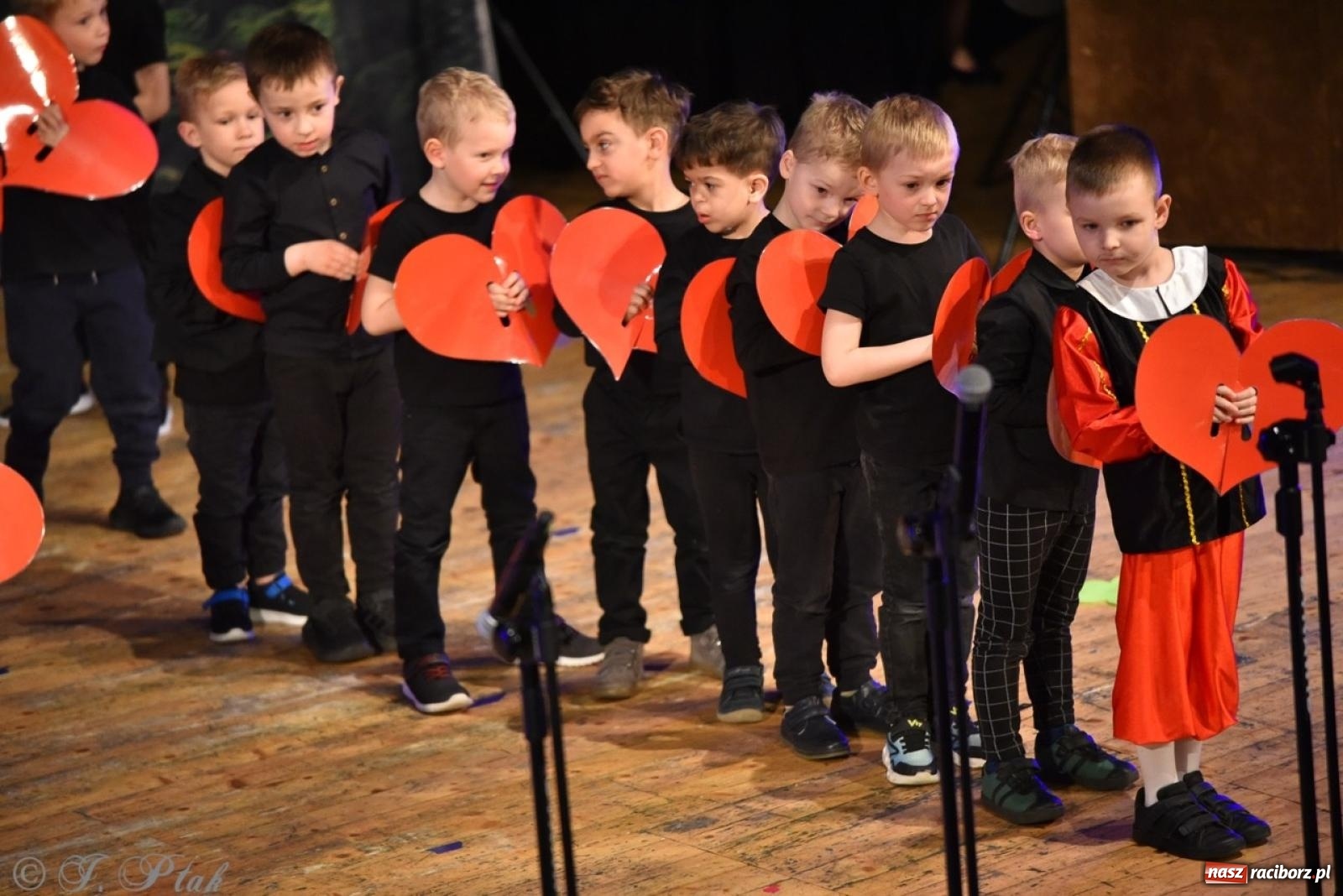 Zdjęcie w galerii na portalu naszraciborz.pl: 80 lat przedszkola w Brzeziu. Wzruszenia, wspomnienia i artystyczne talenty na scenie RCK [FOTO i WIDEO] wiadomości z regionu