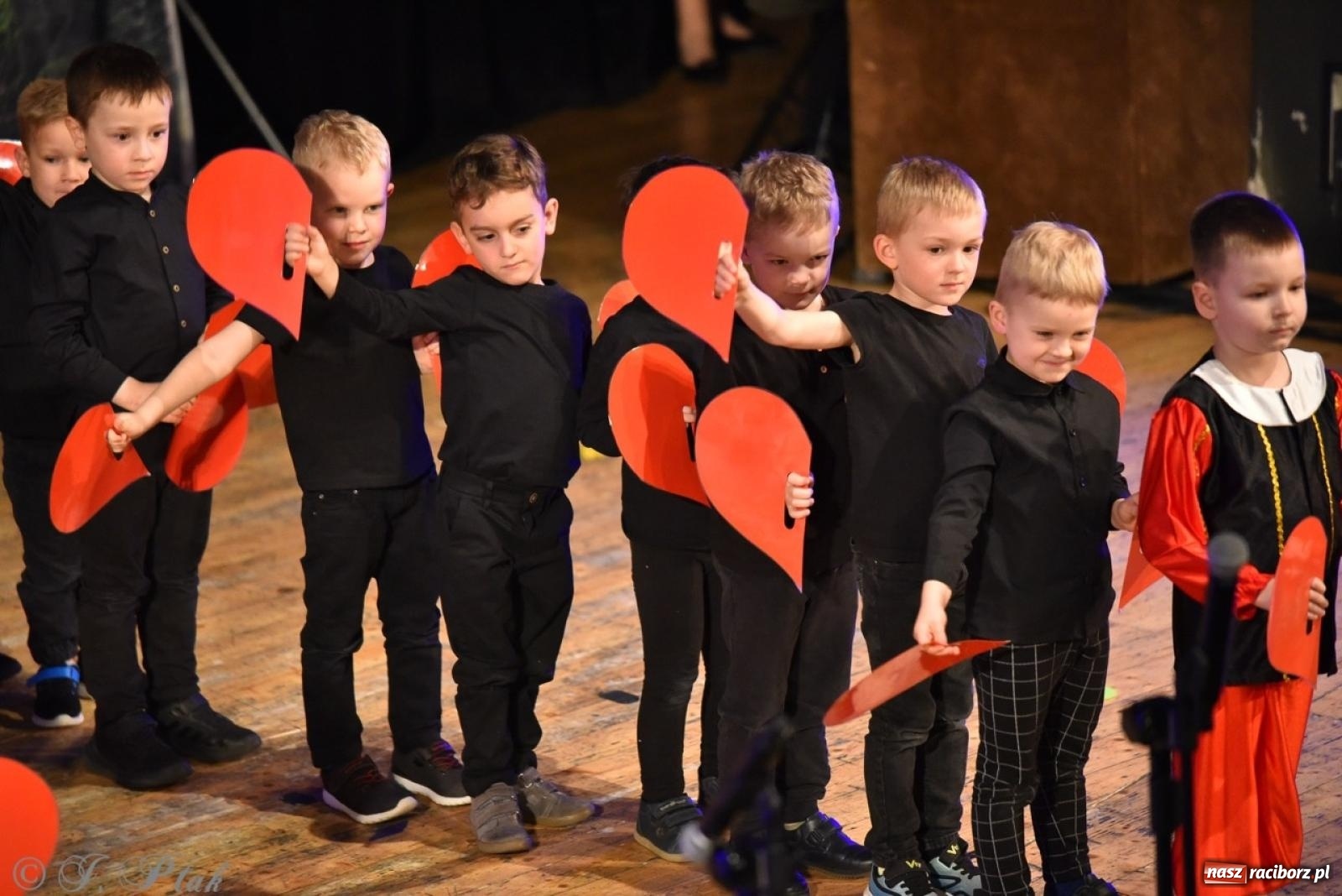 Zdjęcie w galerii na portalu naszraciborz.pl: 80 lat przedszkola w Brzeziu. Wzruszenia, wspomnienia i artystyczne talenty na scenie RCK [FOTO i WIDEO] wiadomości z regionu