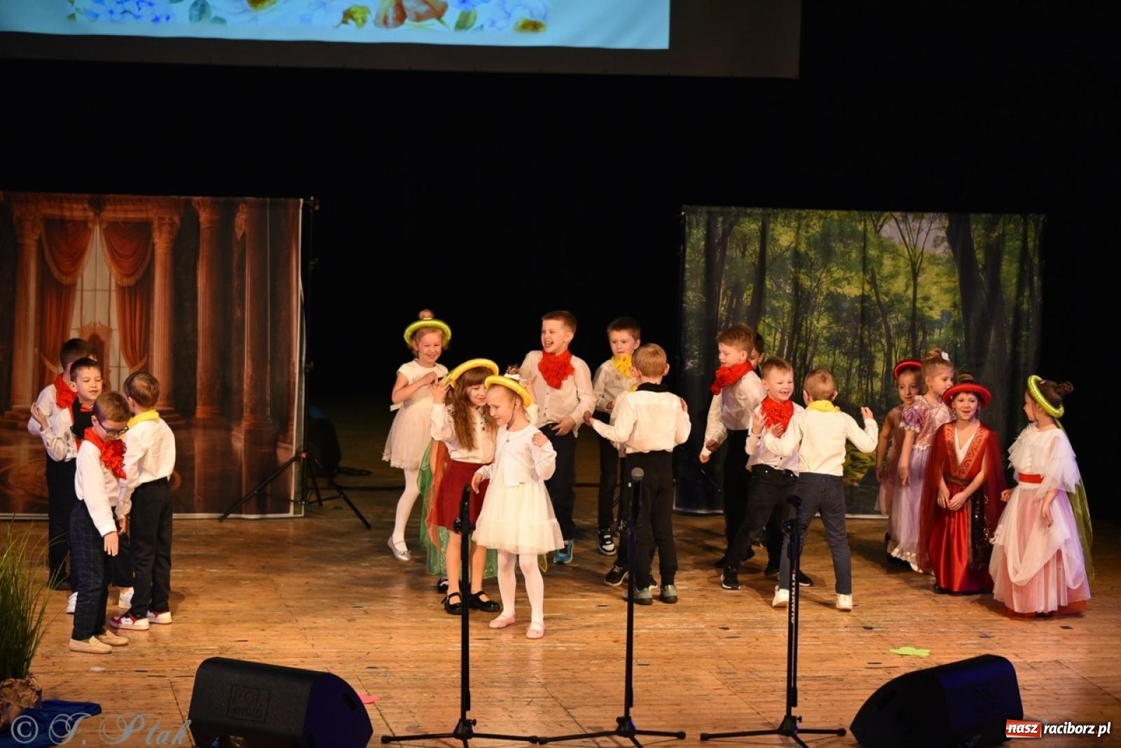 Zdjęcie w galerii na portalu naszraciborz.pl: 80 lat przedszkola w Brzeziu. Wzruszenia, wspomnienia i artystyczne talenty na scenie RCK [FOTO i WIDEO] wiadomości z regionu