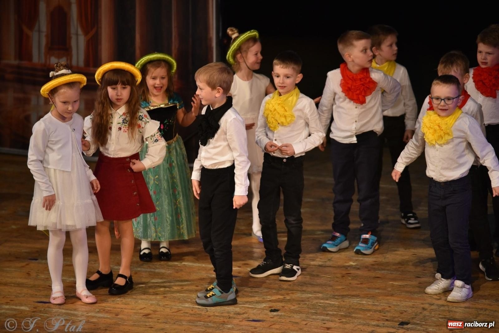 Zdjęcie w galerii na portalu naszraciborz.pl: 80 lat przedszkola w Brzeziu. Wzruszenia, wspomnienia i artystyczne talenty na scenie RCK [FOTO i WIDEO] wiadomości z regionu