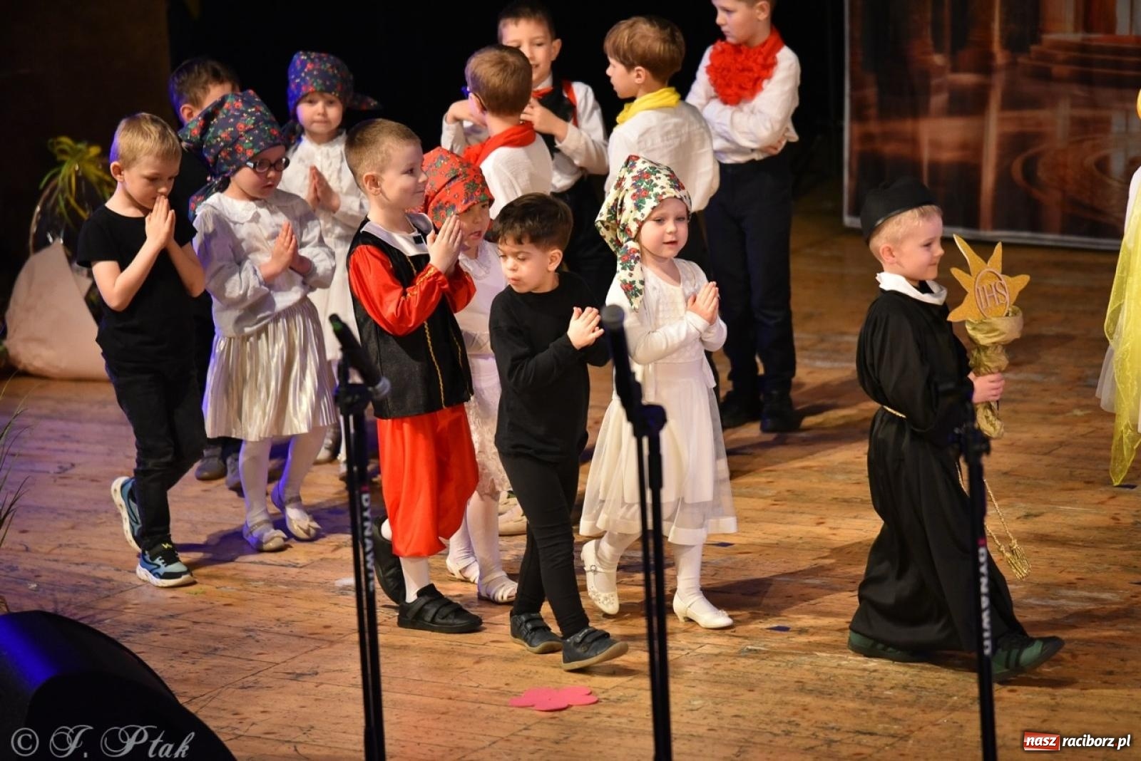 Zdjęcie w galerii na portalu naszraciborz.pl: 80 lat przedszkola w Brzeziu. Wzruszenia, wspomnienia i artystyczne talenty na scenie RCK [FOTO i WIDEO] wiadomości z regionu