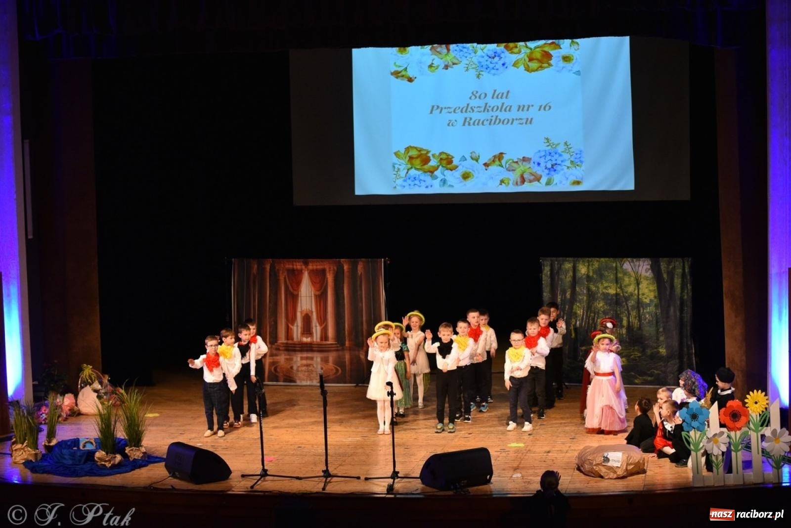 Zdjęcie w galerii na portalu naszraciborz.pl: 80 lat przedszkola w Brzeziu. Wzruszenia, wspomnienia i artystyczne talenty na scenie RCK [FOTO i WIDEO] wiadomości z regionu