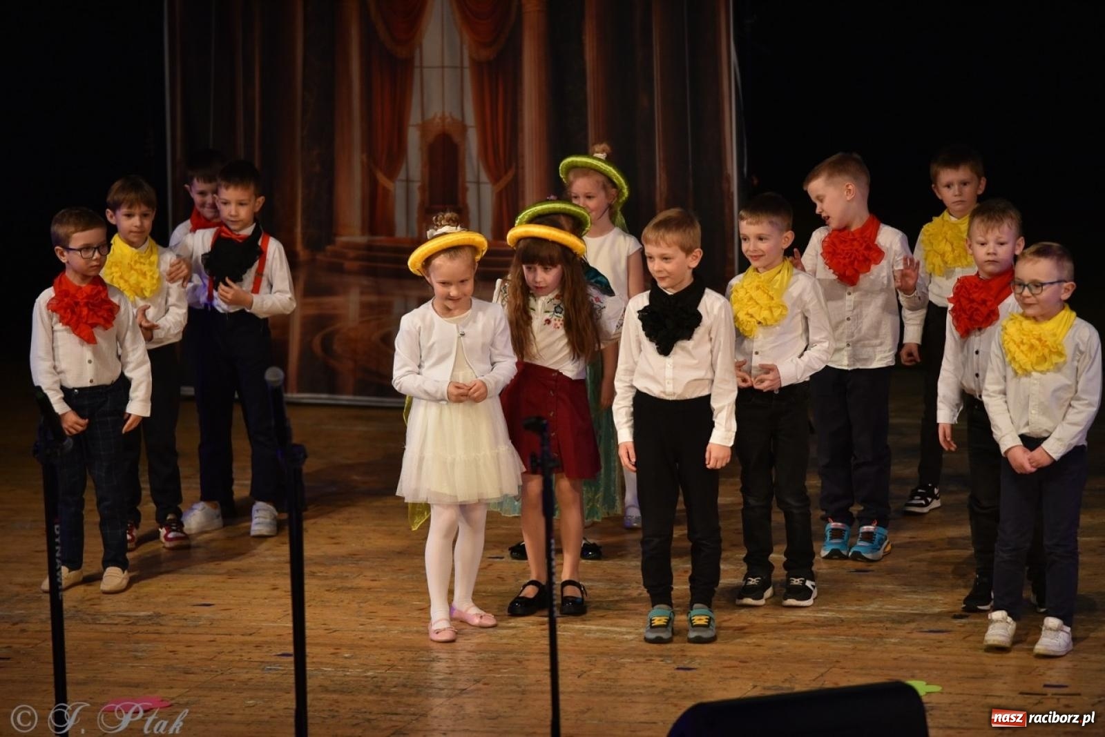Zdjęcie w galerii na portalu naszraciborz.pl: 80 lat przedszkola w Brzeziu. Wzruszenia, wspomnienia i artystyczne talenty na scenie RCK [FOTO i WIDEO] wiadomości z regionu