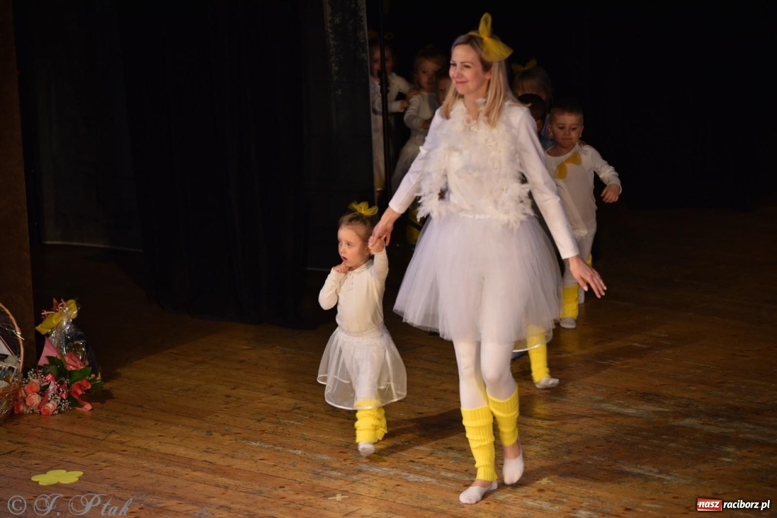 Zdjęcie w galerii na portalu naszraciborz.pl: 80 lat przedszkola w Brzeziu. Wzruszenia, wspomnienia i artystyczne talenty na scenie RCK [FOTO i WIDEO] wiadomości z regionu