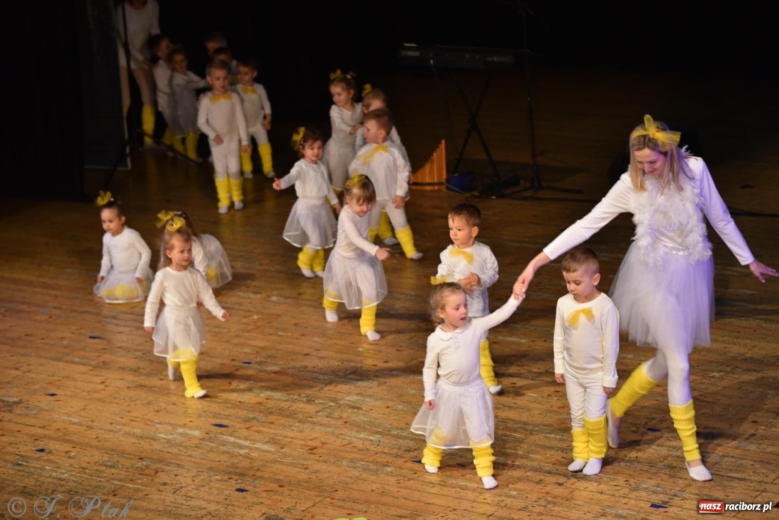 Zdjęcie w galerii na portalu naszraciborz.pl: 80 lat przedszkola w Brzeziu. Wzruszenia, wspomnienia i artystyczne talenty na scenie RCK [FOTO i WIDEO] wiadomości z regionu