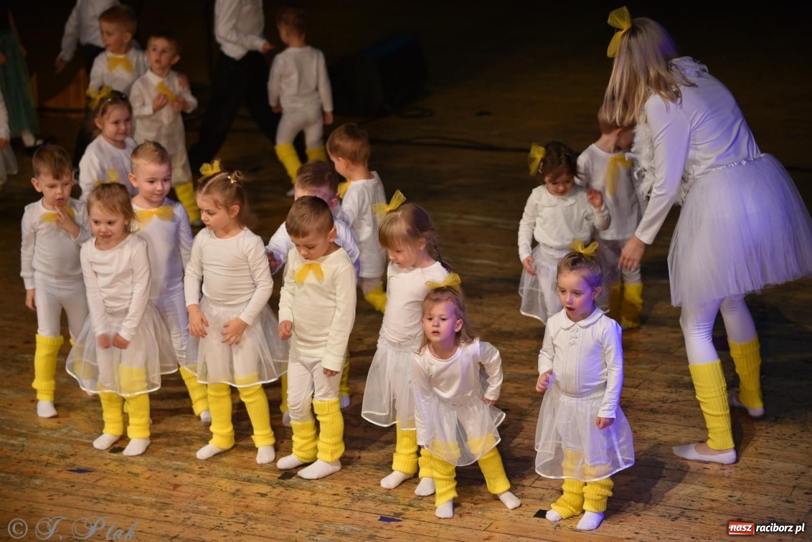 Zdjęcie w galerii na portalu naszraciborz.pl: 80 lat przedszkola w Brzeziu. Wzruszenia, wspomnienia i artystyczne talenty na scenie RCK [FOTO i WIDEO] wiadomości z regionu