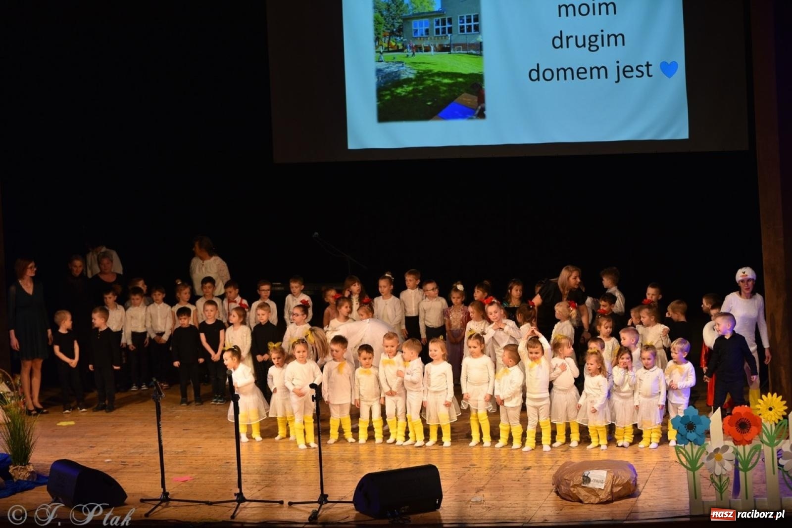 Zdjęcie w galerii na portalu naszraciborz.pl: 80 lat przedszkola w Brzeziu. Wzruszenia, wspomnienia i artystyczne talenty na scenie RCK [FOTO i WIDEO] wiadomości z regionu