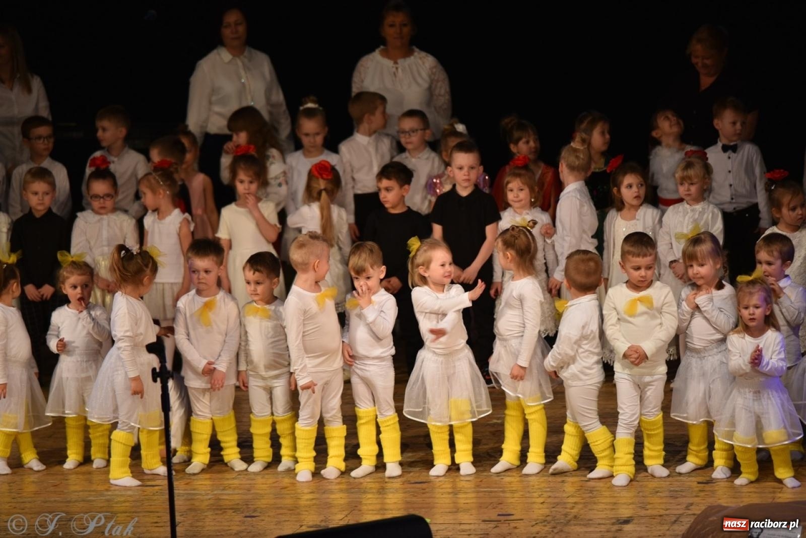 Zdjęcie w galerii na portalu naszraciborz.pl: 80 lat przedszkola w Brzeziu. Wzruszenia, wspomnienia i artystyczne talenty na scenie RCK [FOTO i WIDEO] wiadomości z regionu