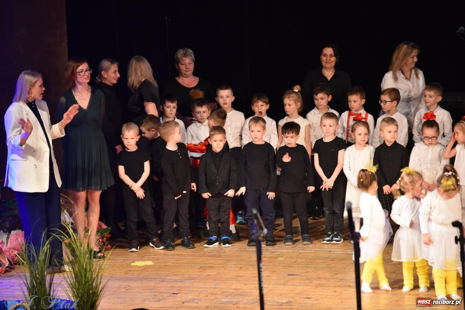 Zdjęcie w galerii na portalu naszraciborz.pl: 80 lat przedszkola w Brzeziu. Wzruszenia, wspomnienia i artystyczne talenty na scenie RCK [FOTO i WIDEO] wiadomości z regionu