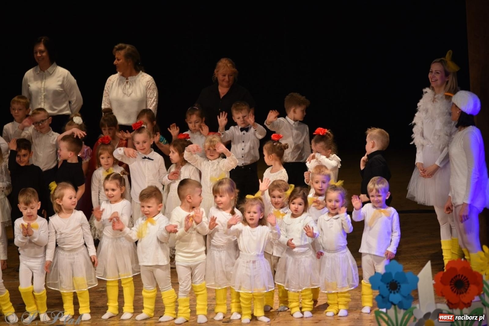 Zdjęcie w galerii na portalu naszraciborz.pl: 80 lat przedszkola w Brzeziu. Wzruszenia, wspomnienia i artystyczne talenty na scenie RCK [FOTO i WIDEO] wiadomości z regionu