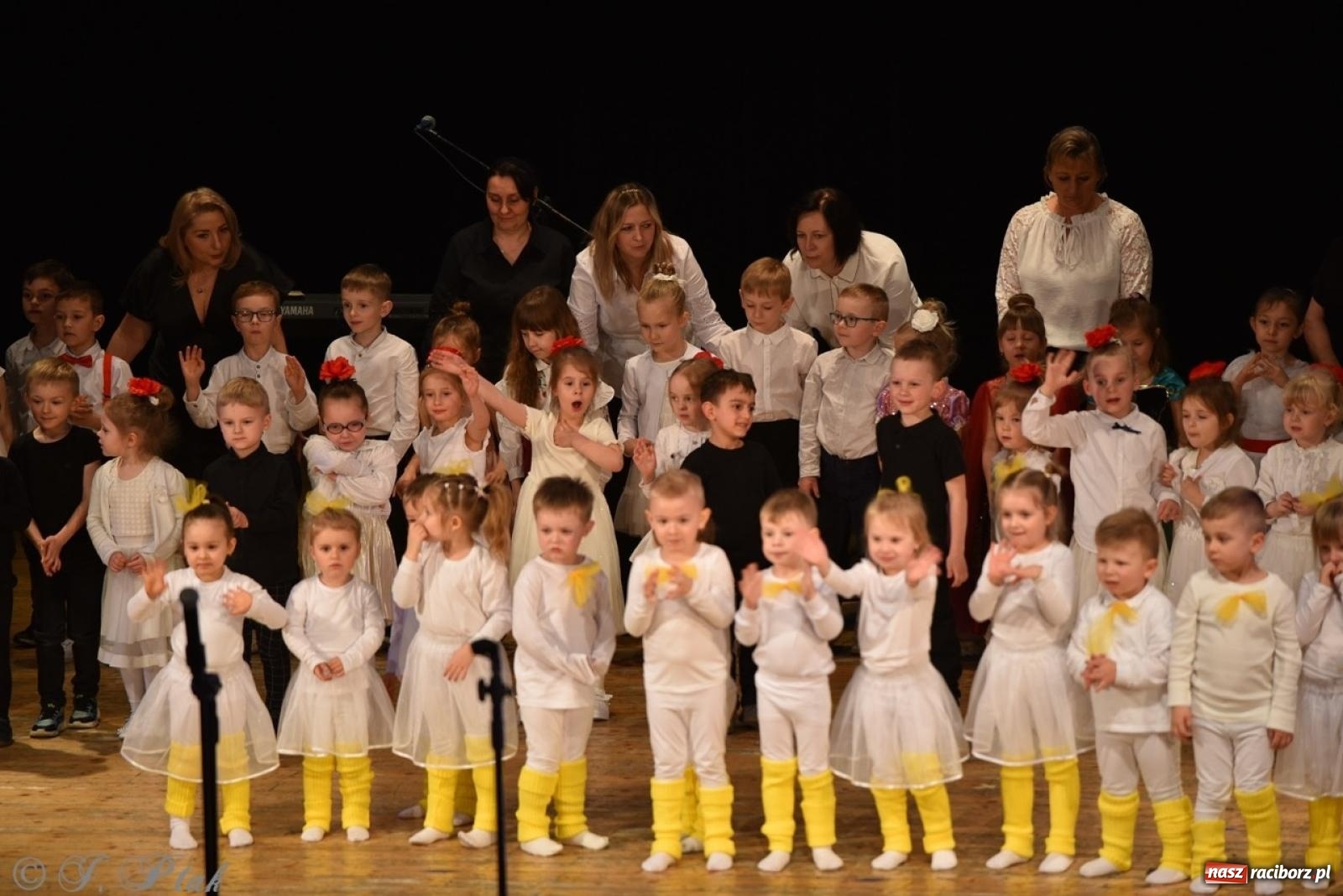 Zdjęcie w galerii na portalu naszraciborz.pl: 80 lat przedszkola w Brzeziu. Wzruszenia, wspomnienia i artystyczne talenty na scenie RCK [FOTO i WIDEO] wiadomości z regionu