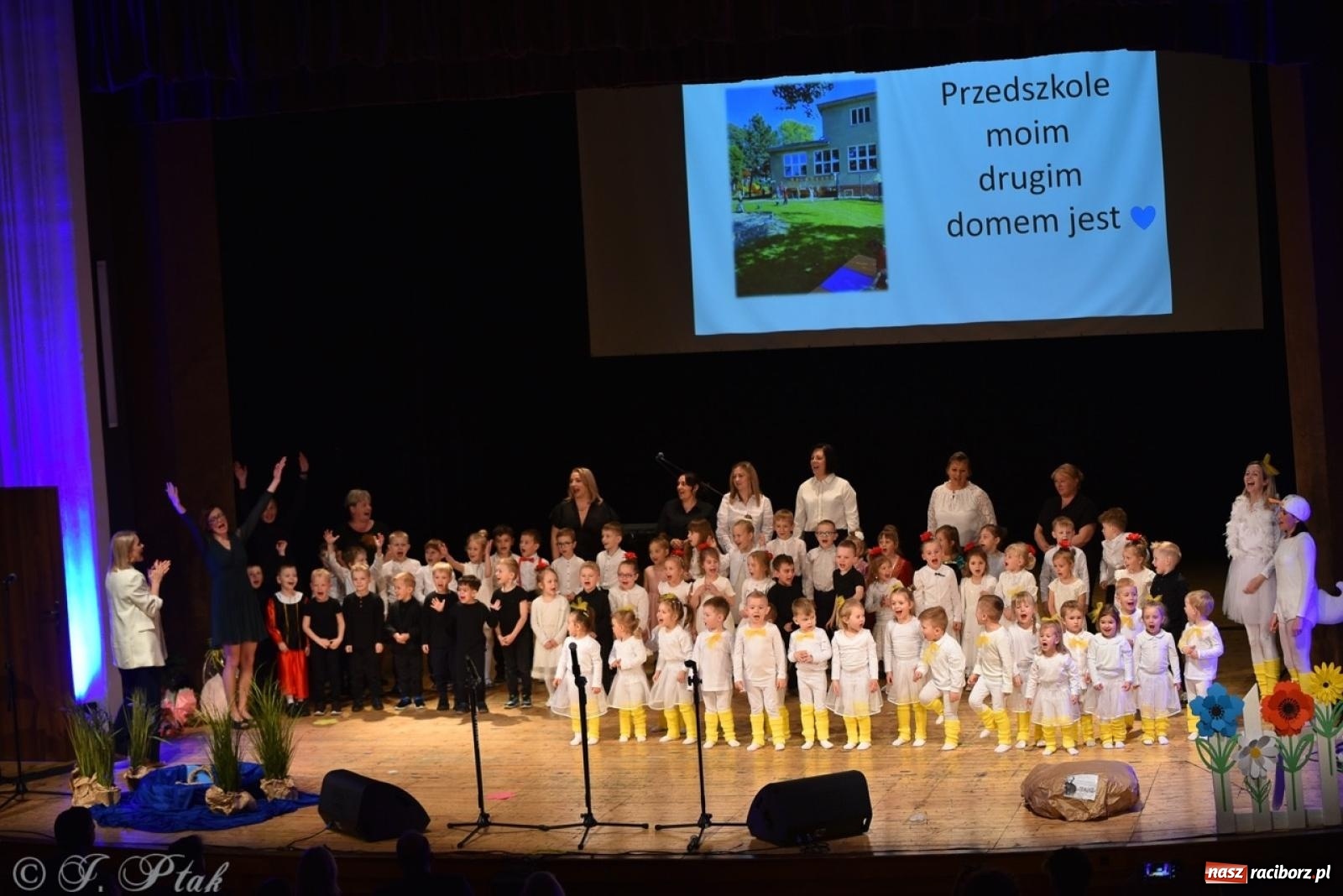 Zdjęcie w galerii na portalu naszraciborz.pl: 80 lat przedszkola w Brzeziu. Wzruszenia, wspomnienia i artystyczne talenty na scenie RCK [FOTO i WIDEO] wiadomości z regionu