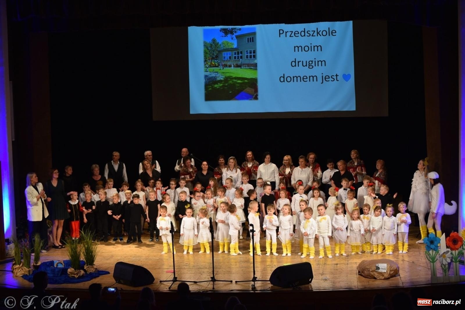 Zdjęcie w galerii na portalu naszraciborz.pl: 80 lat przedszkola w Brzeziu. Wzruszenia, wspomnienia i artystyczne talenty na scenie RCK [FOTO i WIDEO] wiadomości z regionu