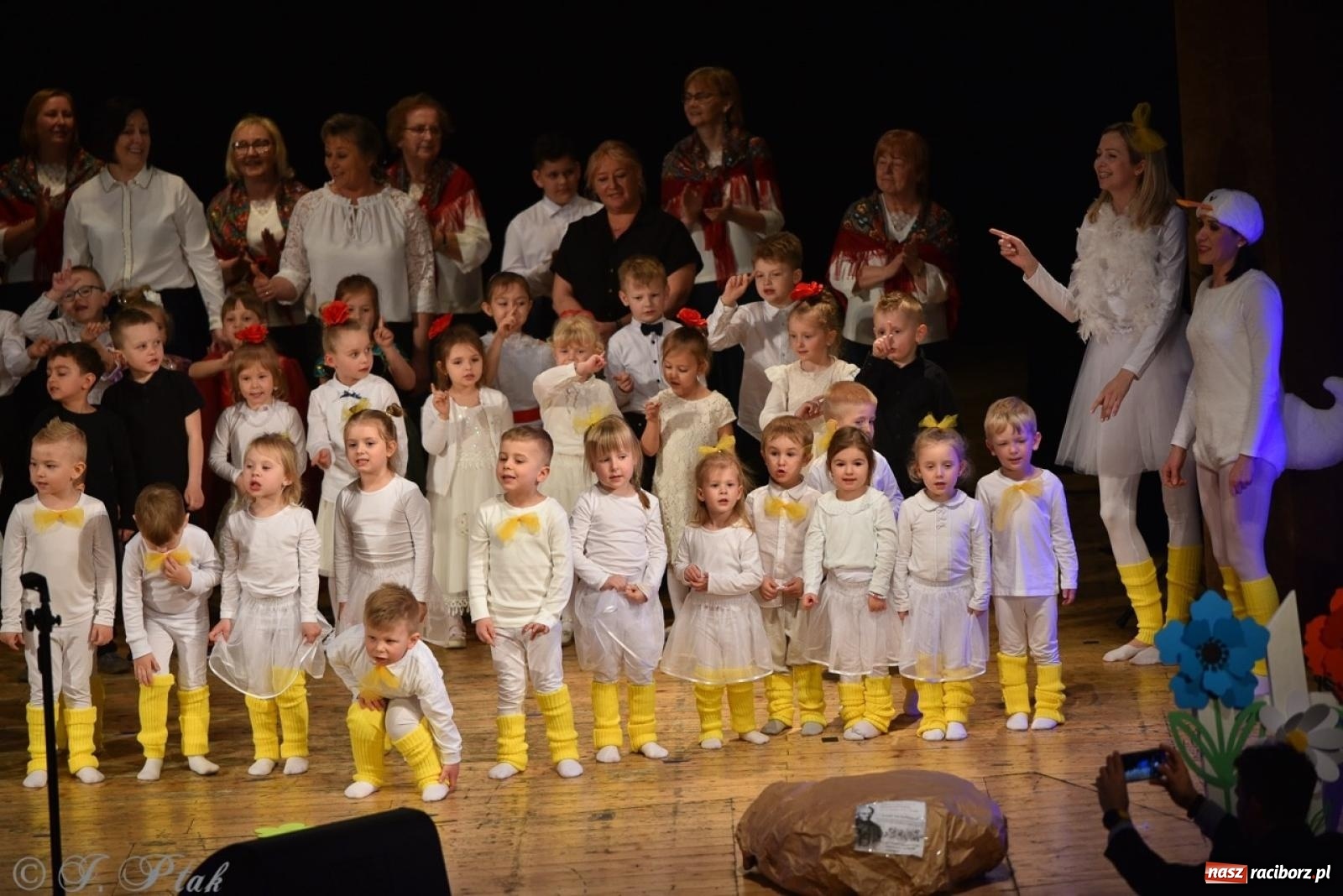 Zdjęcie w galerii na portalu naszraciborz.pl: 80 lat przedszkola w Brzeziu. Wzruszenia, wspomnienia i artystyczne talenty na scenie RCK [FOTO i WIDEO] wiadomości z regionu