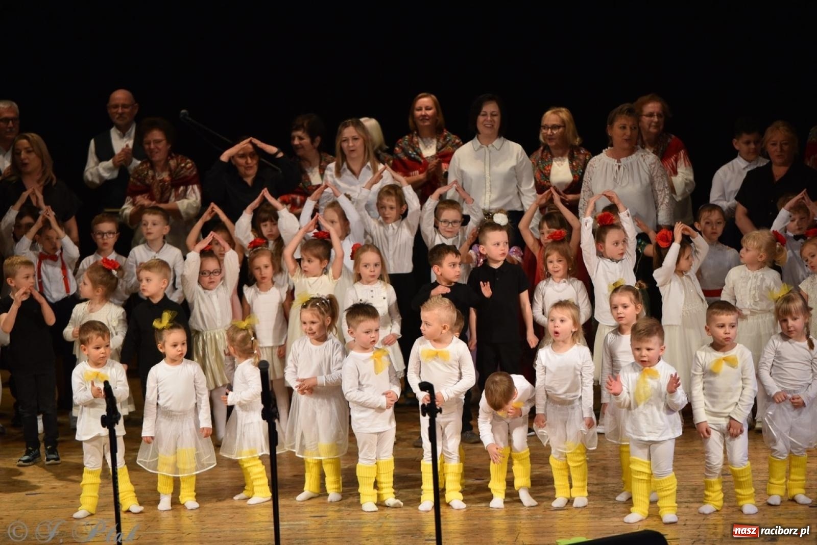 Zdjęcie w galerii na portalu naszraciborz.pl: 80 lat przedszkola w Brzeziu. Wzruszenia, wspomnienia i artystyczne talenty na scenie RCK [FOTO i WIDEO] wiadomości z regionu