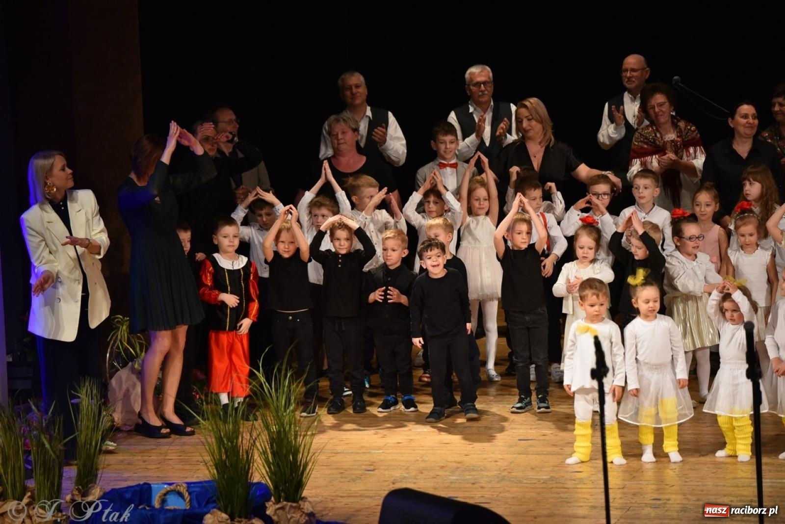 Zdjęcie w galerii na portalu naszraciborz.pl: 80 lat przedszkola w Brzeziu. Wzruszenia, wspomnienia i artystyczne talenty na scenie RCK [FOTO i WIDEO] wiadomości z regionu