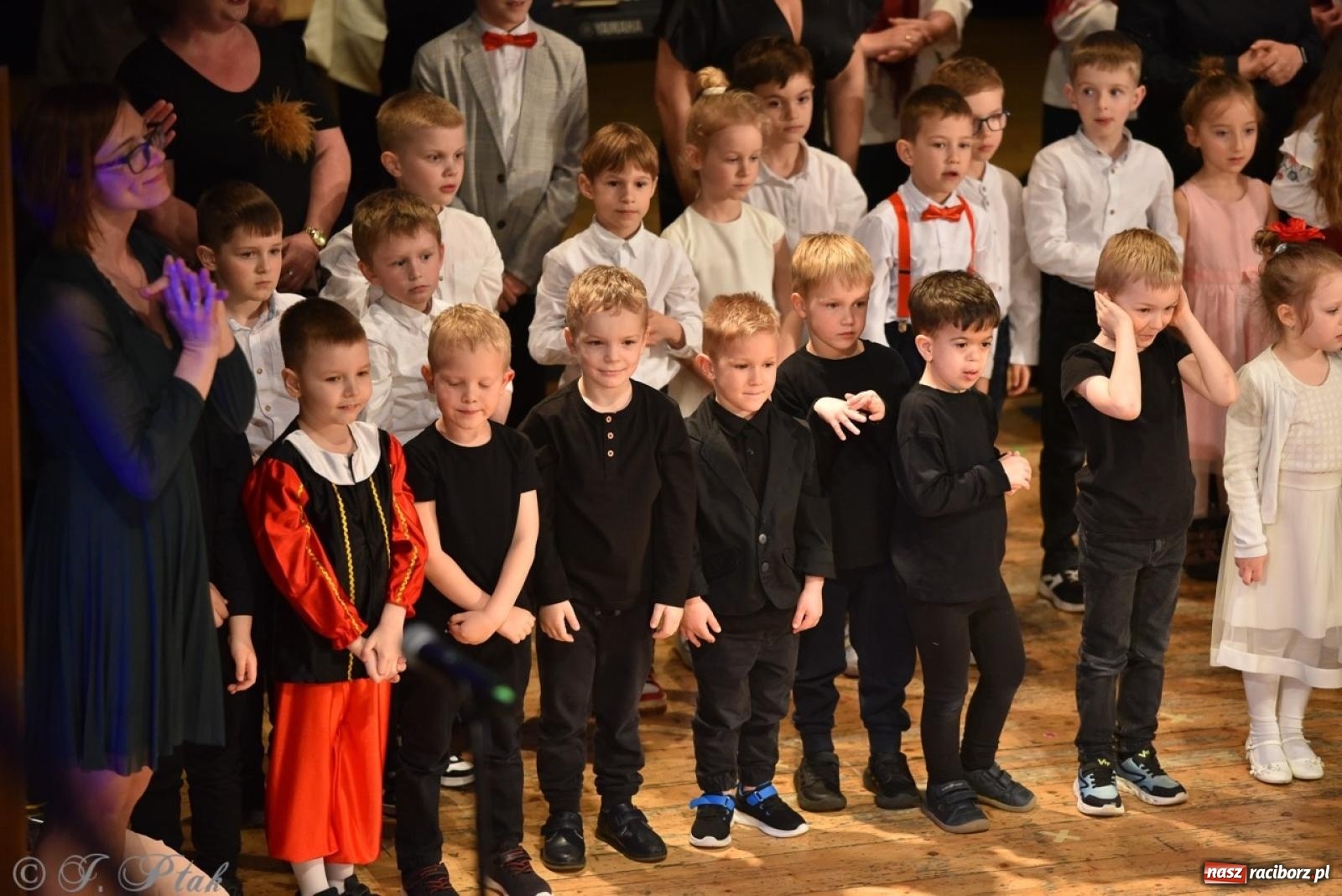 Zdjęcie w galerii na portalu naszraciborz.pl: 80 lat przedszkola w Brzeziu. Wzruszenia, wspomnienia i artystyczne talenty na scenie RCK [FOTO i WIDEO] wiadomości z regionu