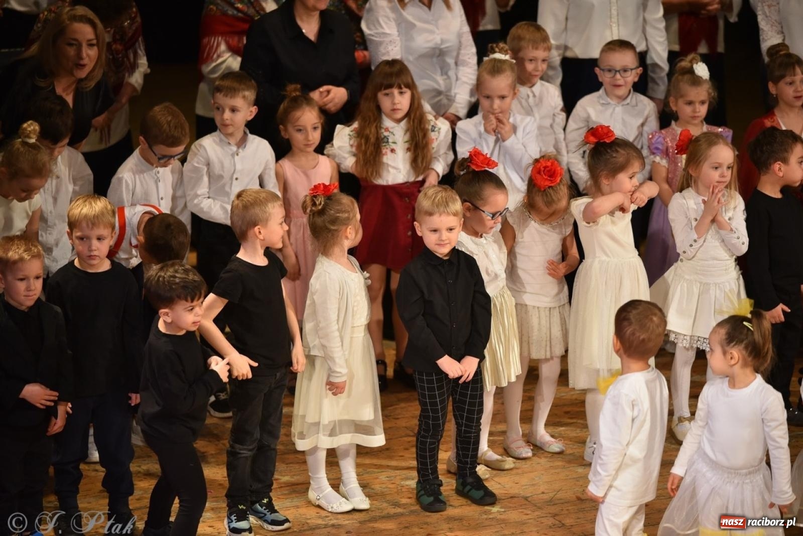 Zdjęcie w galerii na portalu naszraciborz.pl: 80 lat przedszkola w Brzeziu. Wzruszenia, wspomnienia i artystyczne talenty na scenie RCK [FOTO i WIDEO] wiadomości z regionu