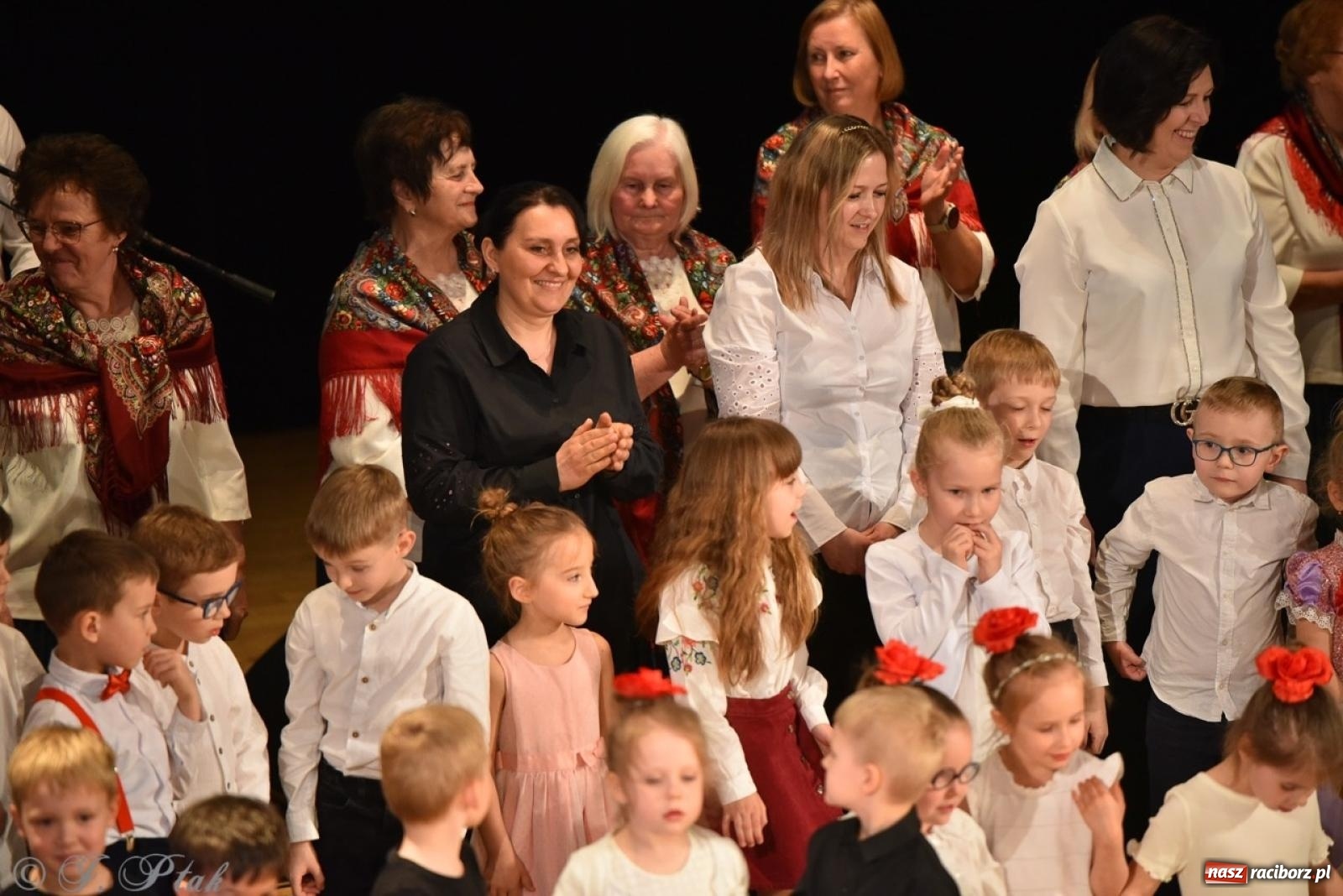 Zdjęcie w galerii na portalu naszraciborz.pl: 80 lat przedszkola w Brzeziu. Wzruszenia, wspomnienia i artystyczne talenty na scenie RCK [FOTO i WIDEO] wiadomości z regionu