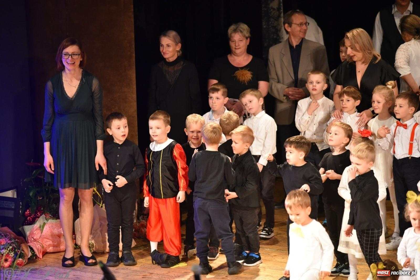 Zdjęcie w galerii na portalu naszraciborz.pl: 80 lat przedszkola w Brzeziu. Wzruszenia, wspomnienia i artystyczne talenty na scenie RCK [FOTO i WIDEO] wiadomości z regionu