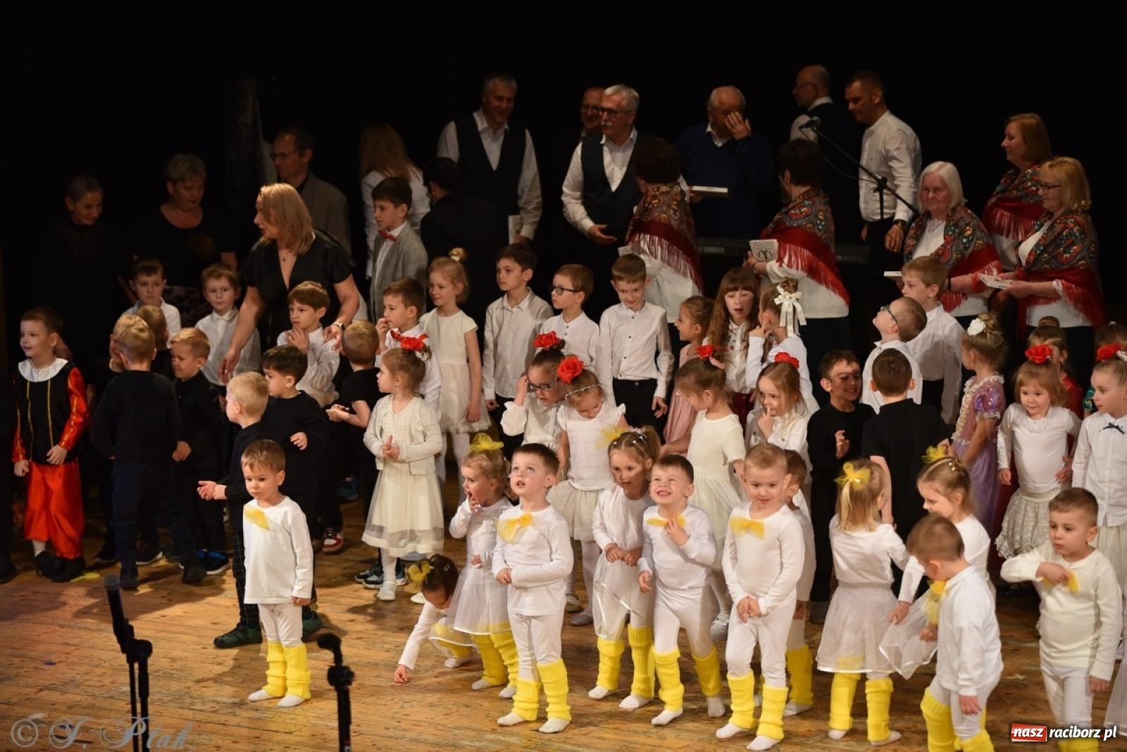 Zdjęcie w galerii na portalu naszraciborz.pl: 80 lat przedszkola w Brzeziu. Wzruszenia, wspomnienia i artystyczne talenty na scenie RCK [FOTO i WIDEO] wiadomości z regionu
