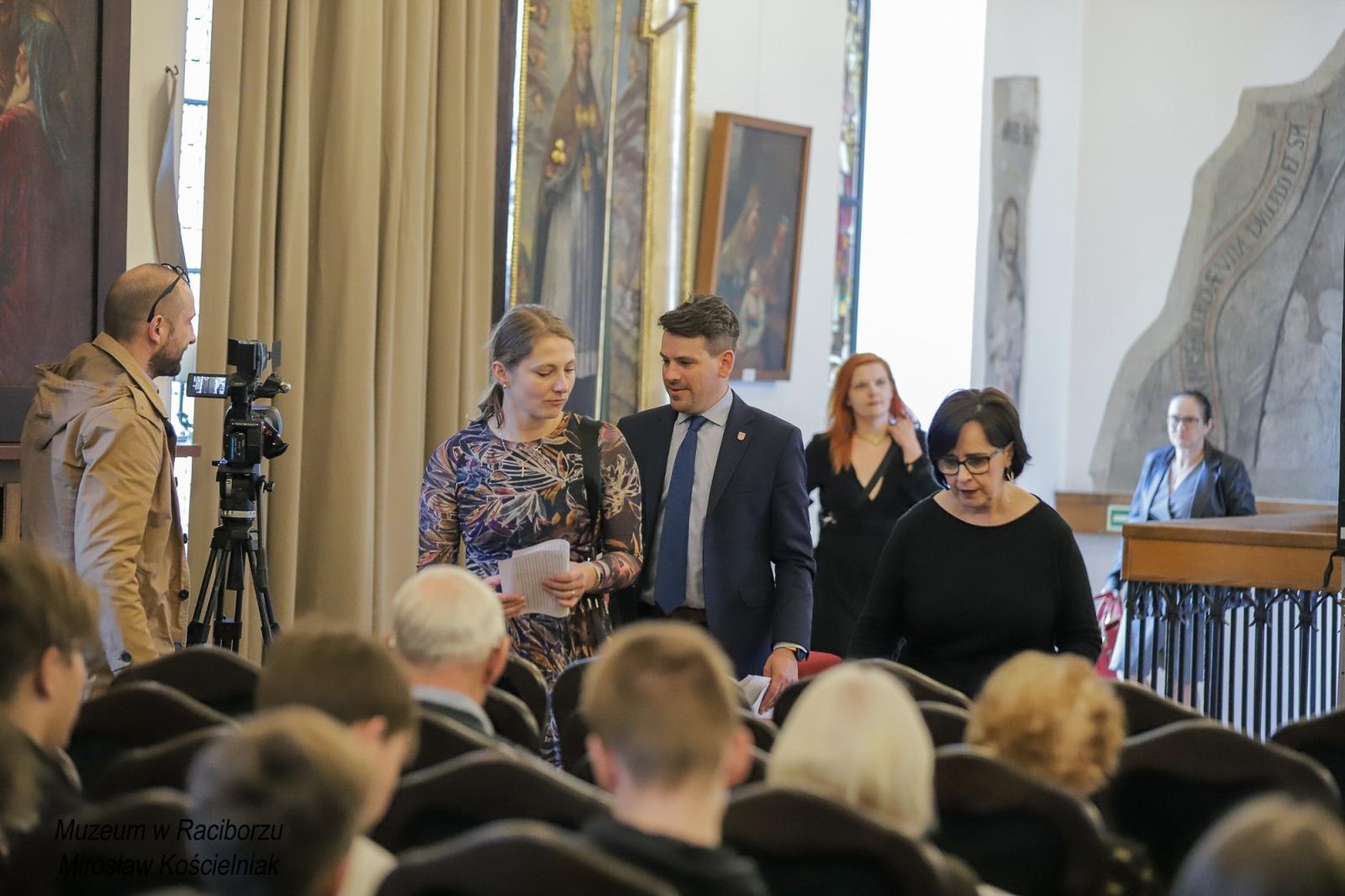 Zdjęcie w galerii na portalu naszraciborz.pl: Racibórz 1945. Konferencja i wystawa upamiętniły dramatyczne wydarzenia sprzed 80 lat [FOTO i WIDEO] wiadomości z regionu