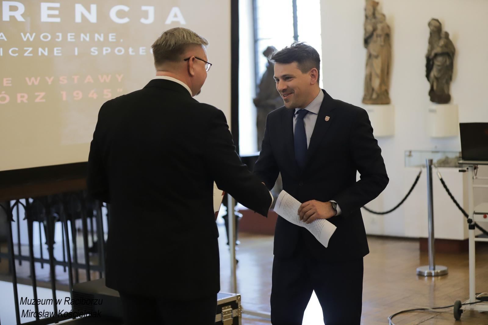 Zdjęcie w galerii na portalu naszraciborz.pl: Racibórz 1945. Konferencja i wystawa upamiętniły dramatyczne wydarzenia sprzed 80 lat [FOTO i WIDEO] wiadomości z regionu