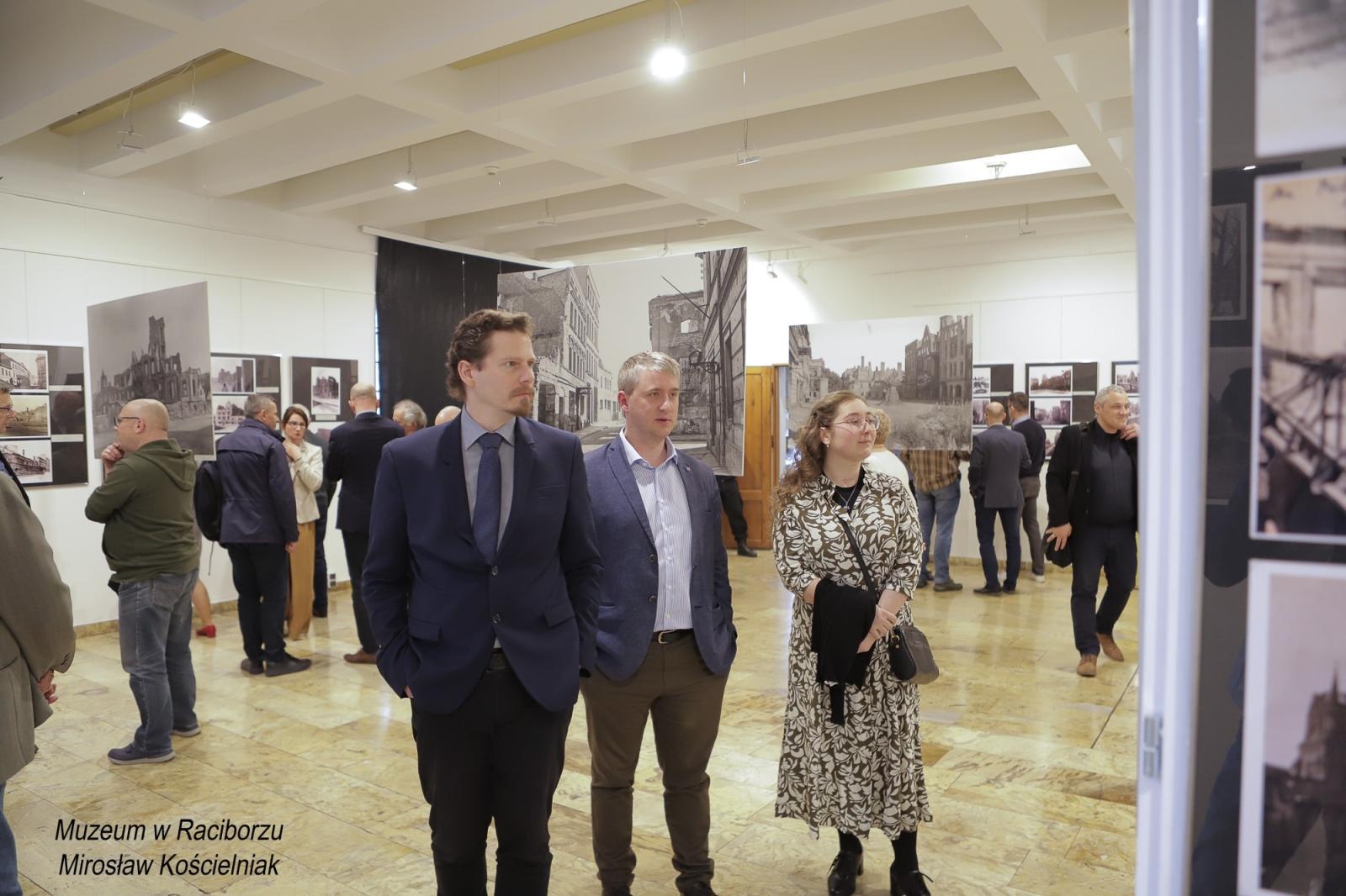 Zdjęcie w galerii na portalu naszraciborz.pl: Racibórz 1945. Konferencja i wystawa upamiętniły dramatyczne wydarzenia sprzed 80 lat [FOTO i WIDEO] wiadomości z regionu