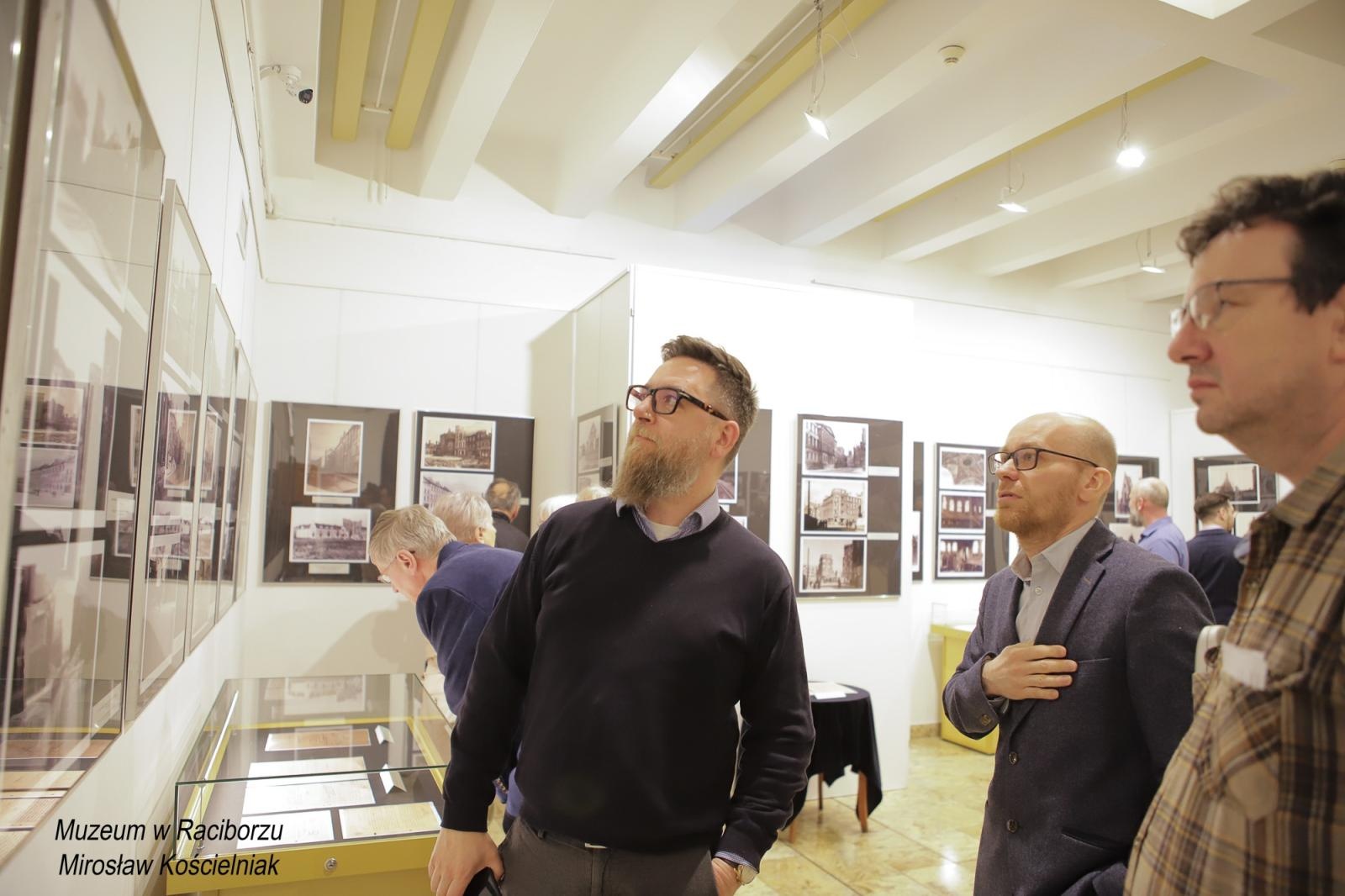 Zdjęcie w galerii na portalu naszraciborz.pl: Racibórz 1945. Konferencja i wystawa upamiętniły dramatyczne wydarzenia sprzed 80 lat [FOTO i WIDEO] wiadomości z regionu
