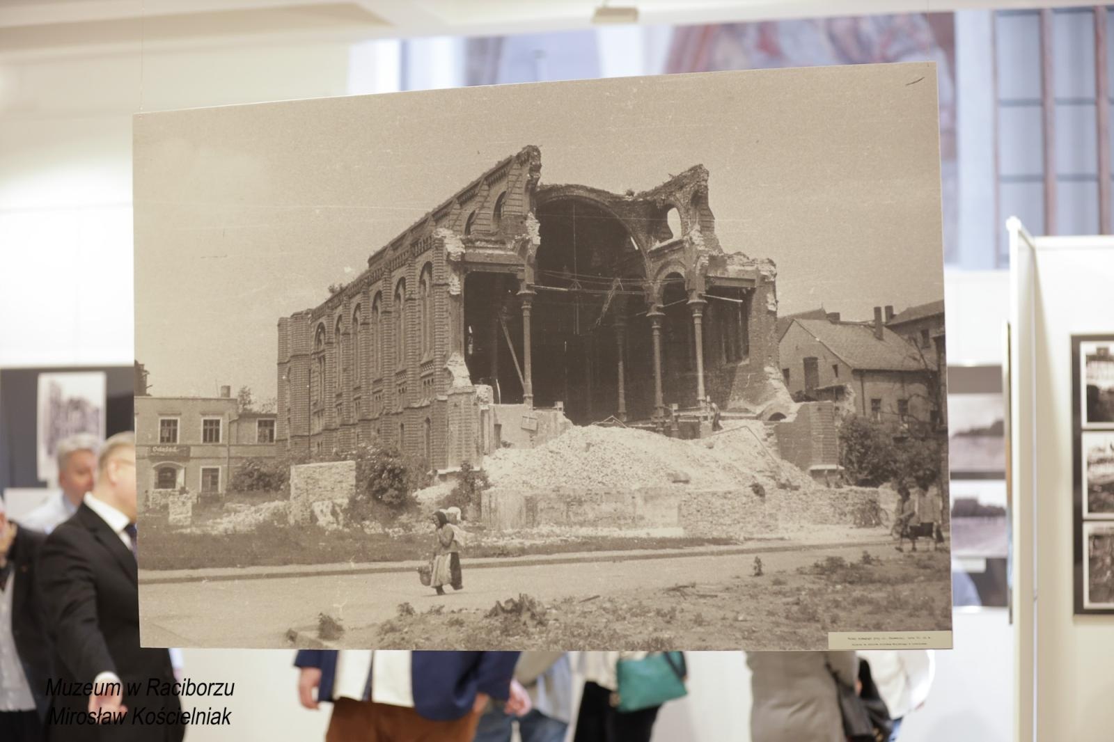 Zdjęcie w galerii na portalu naszraciborz.pl: Racibórz 1945. Konferencja i wystawa upamiętniły dramatyczne wydarzenia sprzed 80 lat [FOTO i WIDEO] wiadomości z regionu