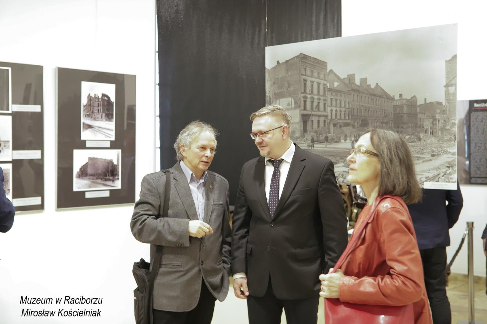 Zdjęcie w galerii na portalu naszraciborz.pl: Racibórz 1945. Konferencja i wystawa upamiętniły dramatyczne wydarzenia sprzed 80 lat [FOTO i WIDEO] wiadomości z regionu