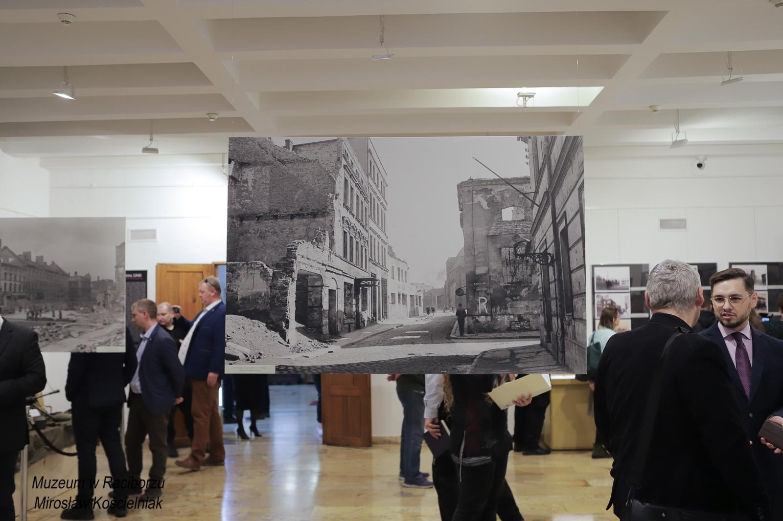 Zdjęcie w galerii na portalu naszraciborz.pl: Racibórz 1945. Konferencja i wystawa upamiętniły dramatyczne wydarzenia sprzed 80 lat [FOTO i WIDEO] wiadomości z regionu