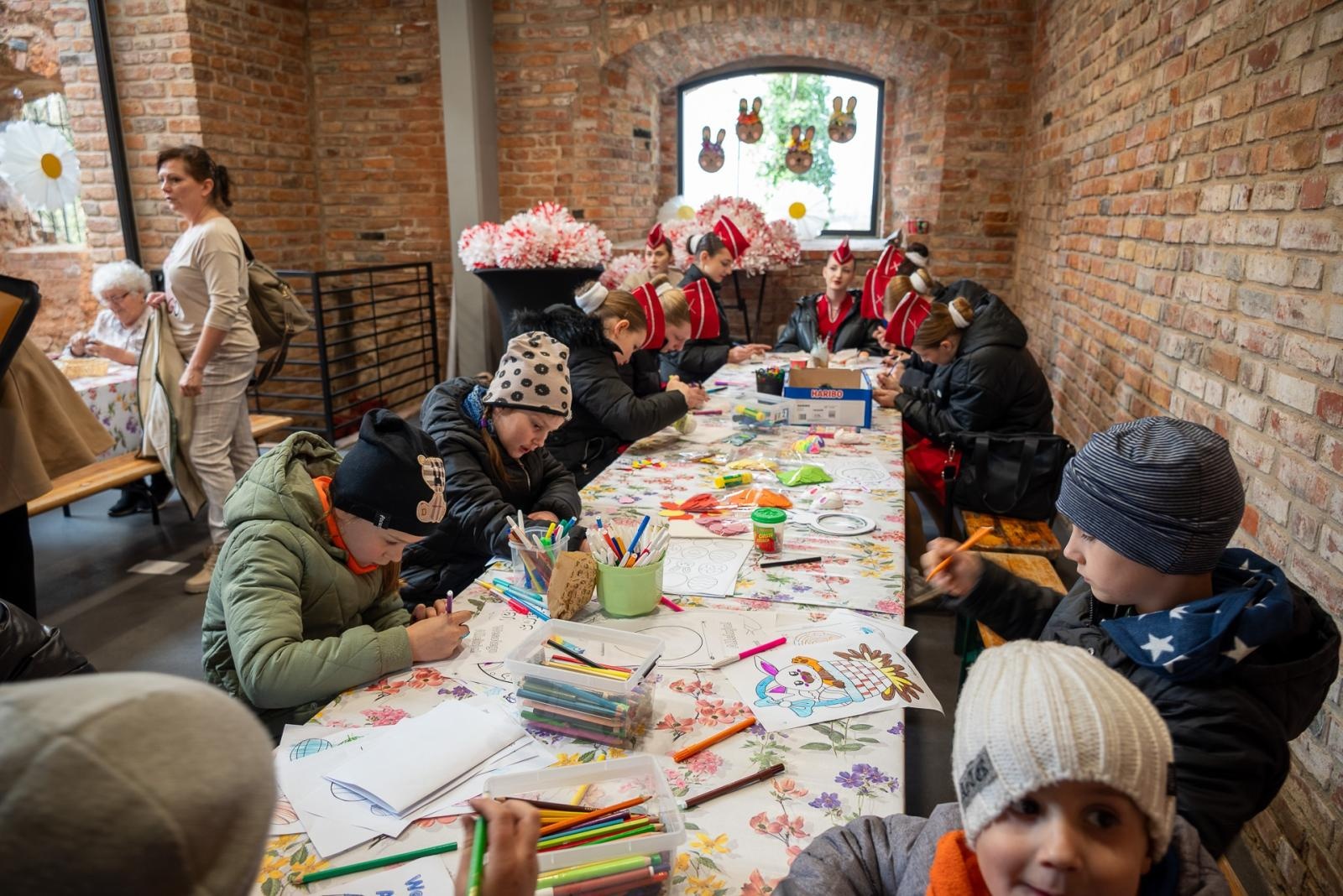 Zdjęcie w galerii na portalu naszraciborz.pl: Kiermasz Wielkanocny w niezwykłej scenerii tworkowskiego zamku [FOTO i WIDEO] wiadomości z regionu
