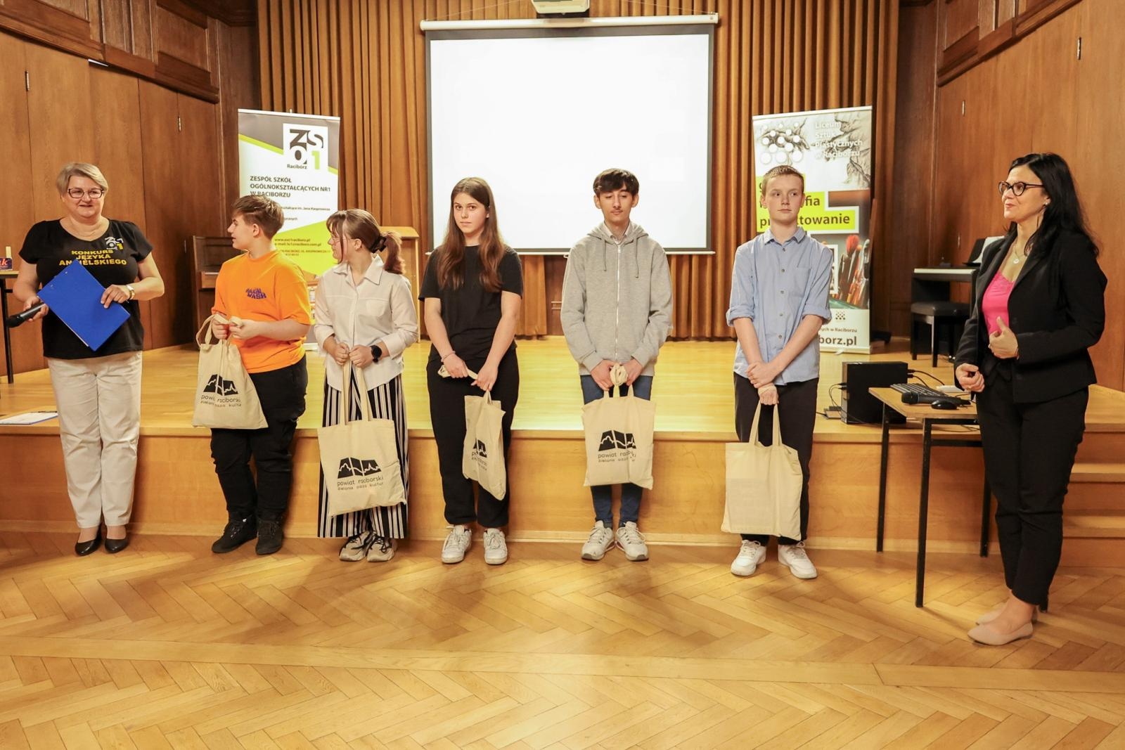 Zdjęcie w galerii na portalu naszraciborz.pl: II Powiatowy Konkurs Języka Angielskiego Tell Your Tale – pasja, kreatywność i rywalizacja! wiadomości z regionu