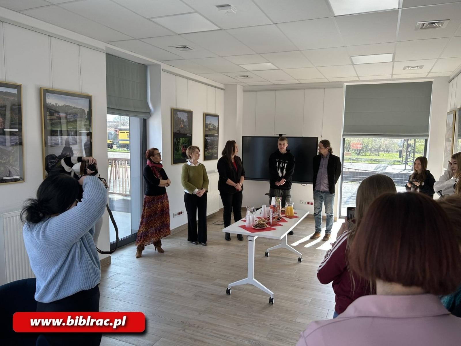 Zdjęcie w galerii na portalu naszraciborz.pl: Stacja Młodych zadebiutowała jako galeria fotografii wiadomości z regionu