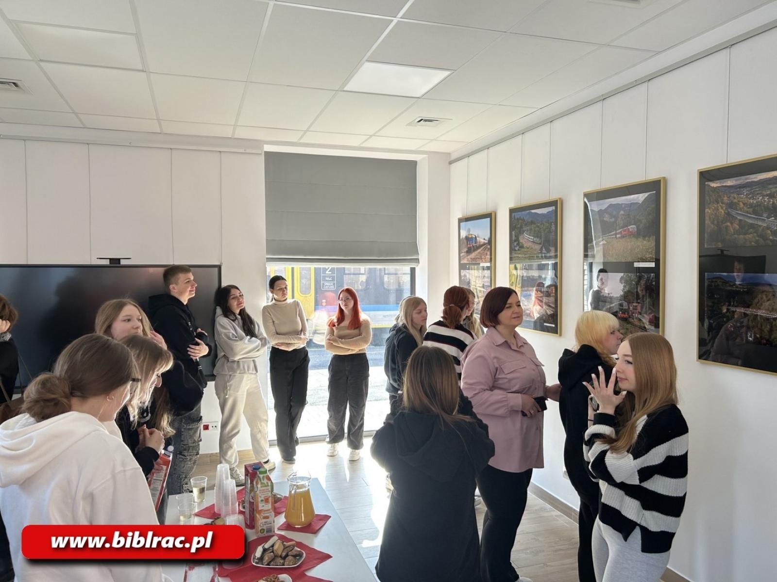 Zdjęcie w galerii na portalu naszraciborz.pl: Stacja Młodych zadebiutowała jako galeria fotografii wiadomości z regionu