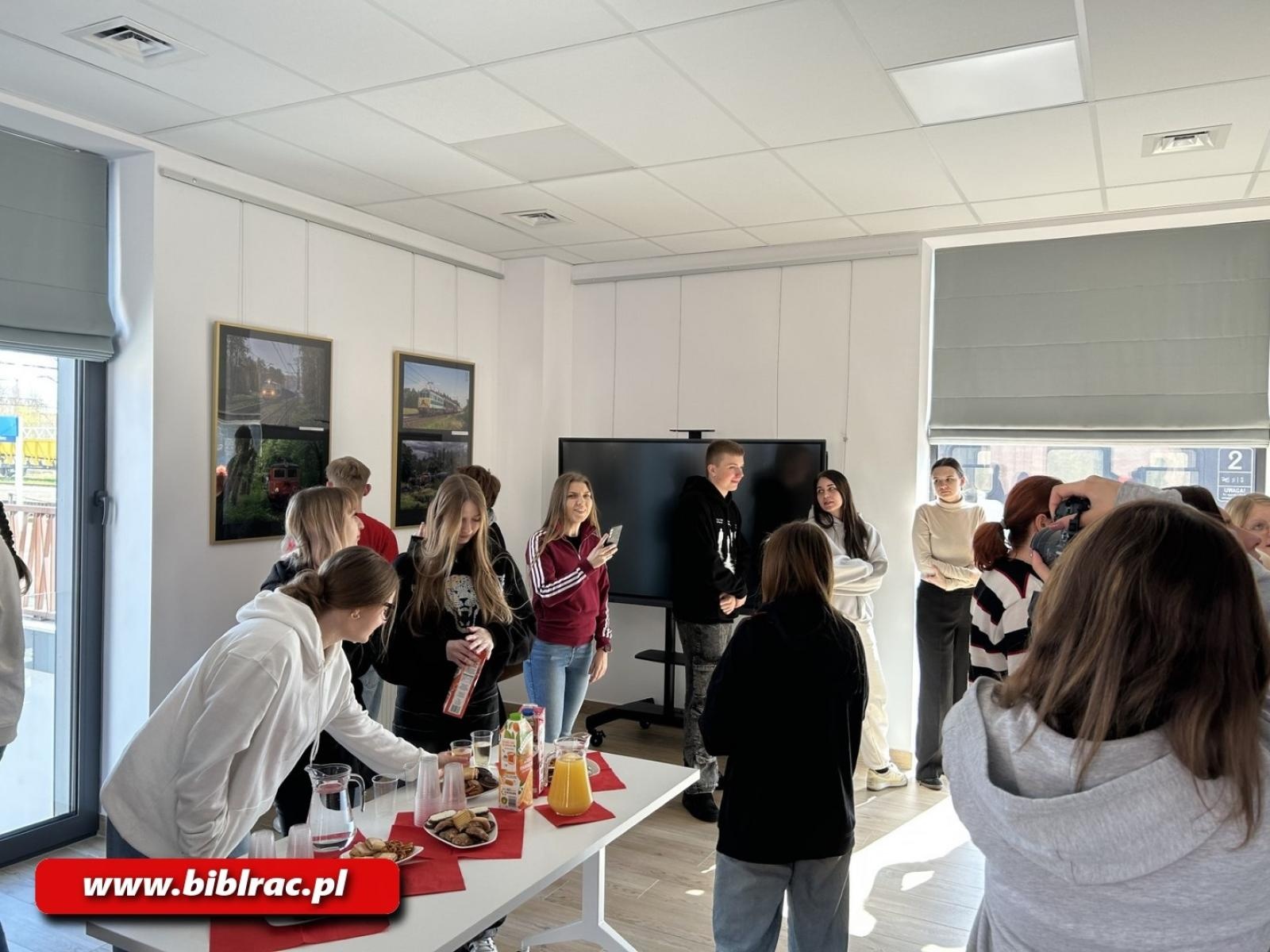 Zdjęcie w galerii na portalu naszraciborz.pl: Stacja Młodych zadebiutowała jako galeria fotografii wiadomości z regionu