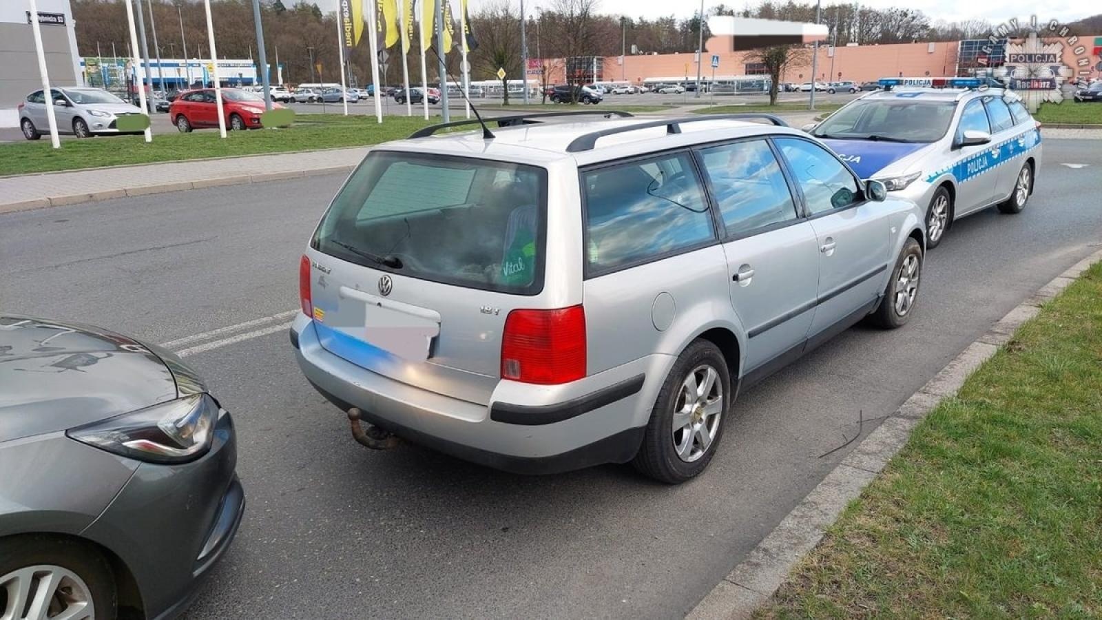 Zdjęcie w galerii na portalu naszraciborz.pl: Akcja pod Auchan. Zatrzymany za kradzież paliwa, jazdę bez uprawień i narkotyki wiadomości z regionu