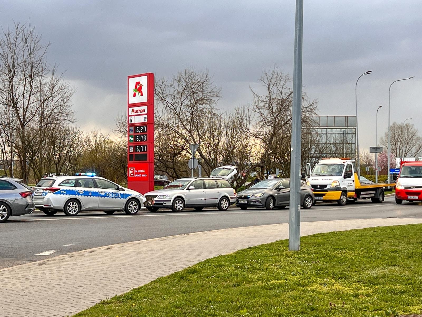 Zdjęcie w galerii na portalu naszraciborz.pl: Akcja pod Auchan. Zatrzymany za kradzież paliwa, jazdę bez uprawień i narkotyki wiadomości z regionu