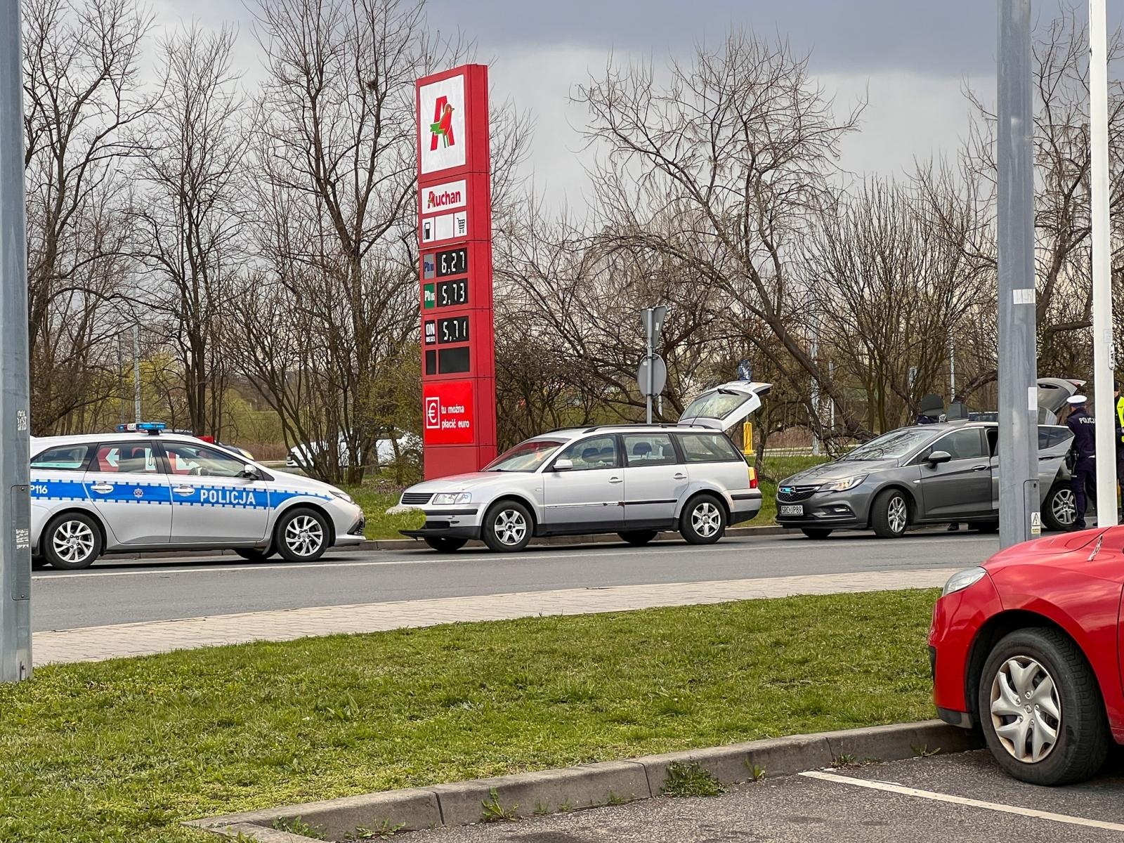 Zdjęcie w galerii na portalu naszraciborz.pl: Akcja pod Auchan. Zatrzymany za kradzież paliwa, jazdę bez uprawień i narkotyki wiadomości z regionu