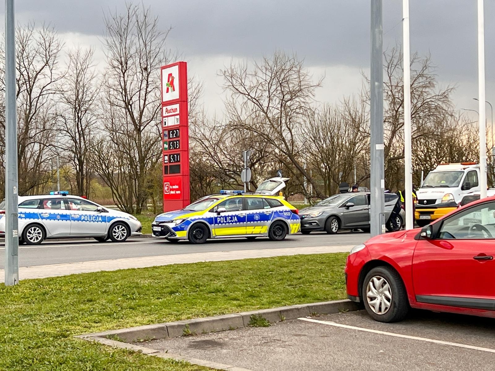 Zdjęcie w galerii na portalu naszraciborz.pl: Akcja pod Auchan. Zatrzymany za kradzież paliwa, jazdę bez uprawień i narkotyki wiadomości z regionu