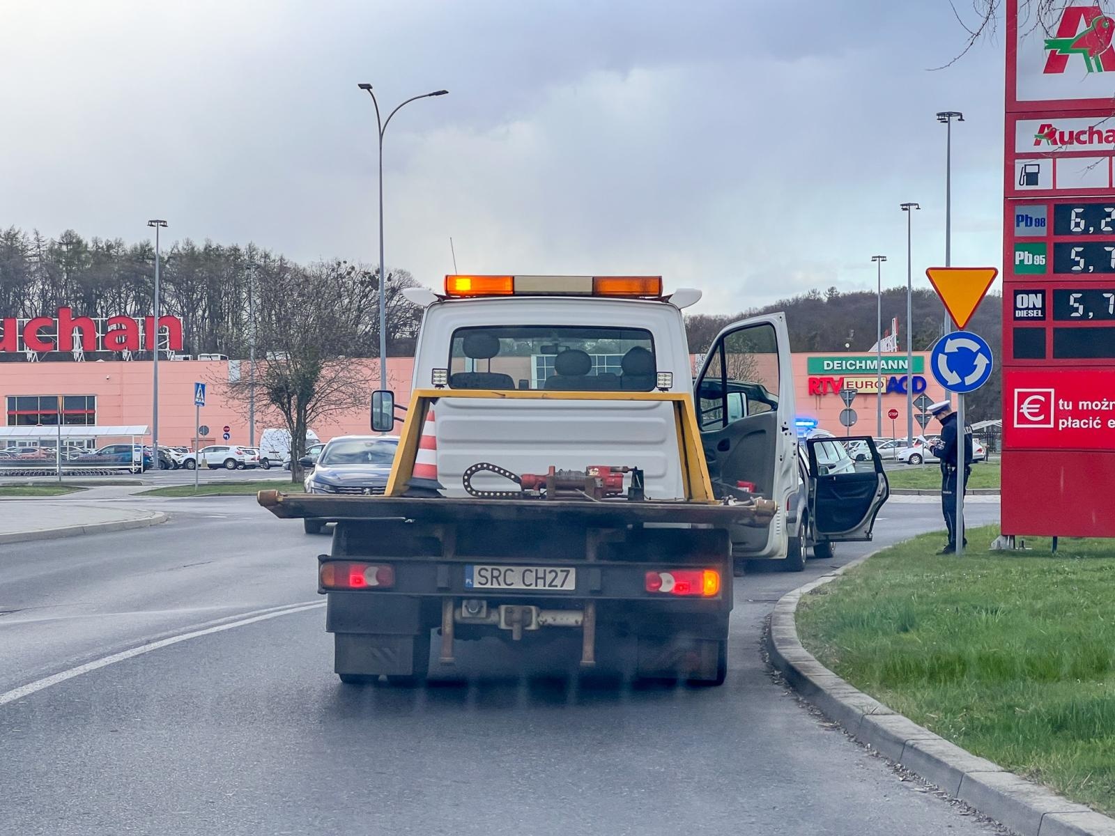Zdjęcie w galerii na portalu naszraciborz.pl: Akcja pod Auchan. Zatrzymany za kradzież paliwa, jazdę bez uprawień i narkotyki wiadomości z regionu