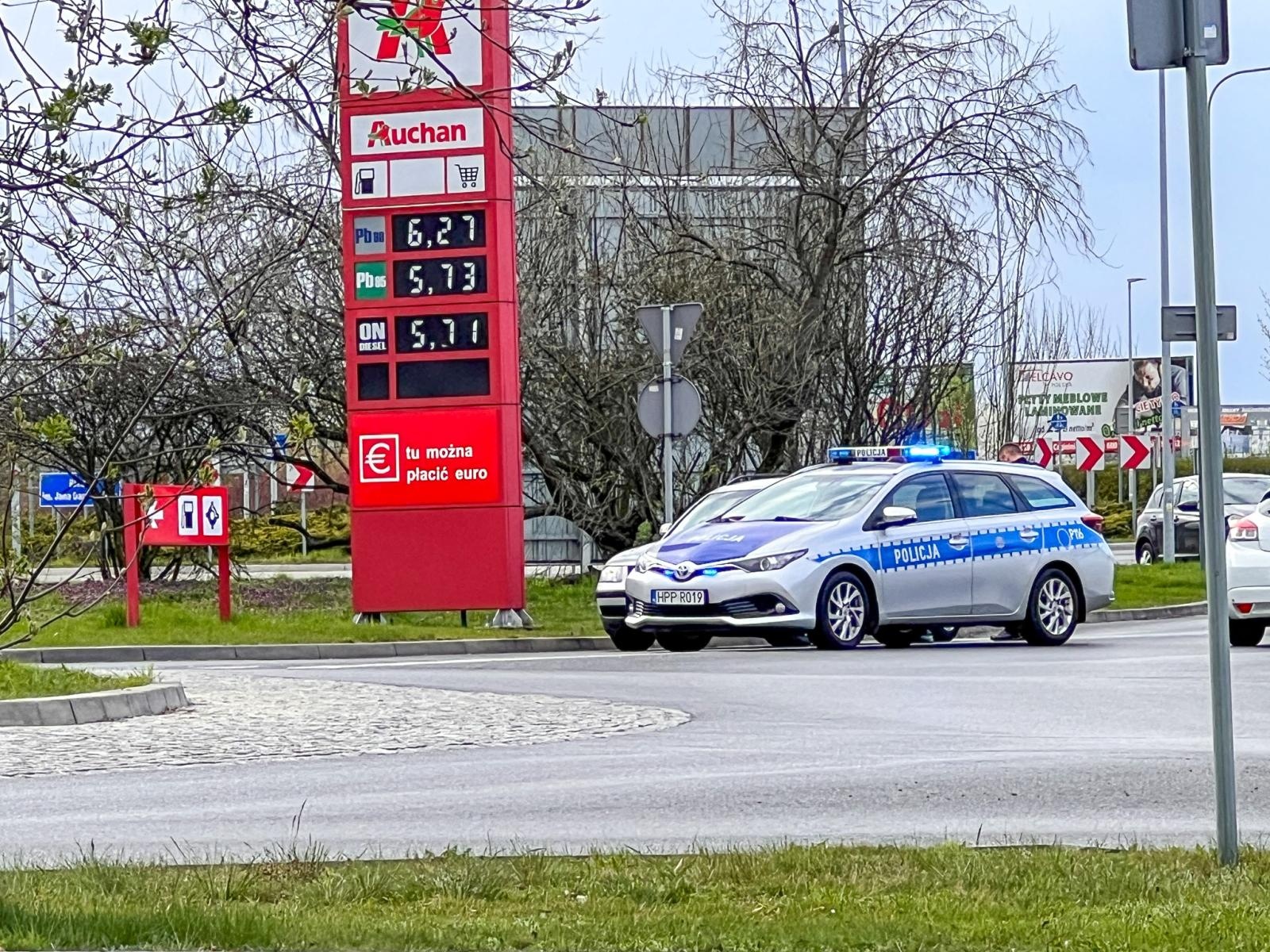Zdjęcie w galerii na portalu naszraciborz.pl: Akcja pod Auchan. Zatrzymany za kradzież paliwa, jazdę bez uprawień i narkotyki wiadomości z regionu