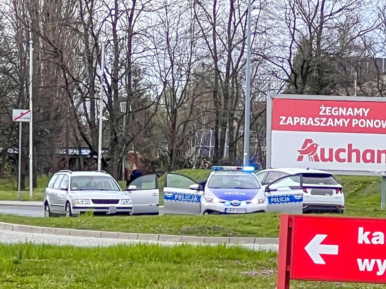 Zdjęcie w galerii na portalu naszraciborz.pl: Akcja pod Auchan. Zatrzymany za kradzież paliwa, jazdę bez uprawień i narkotyki wiadomości z regionu