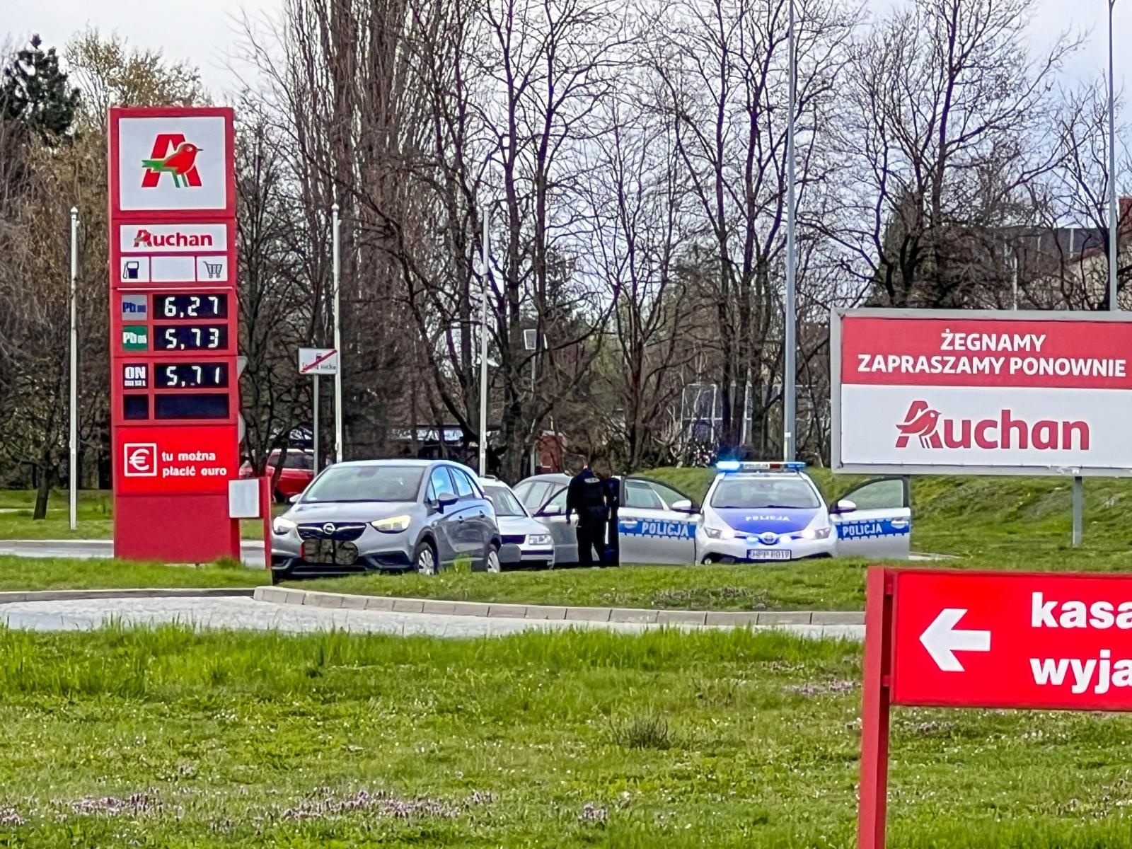 Zdjęcie w galerii na portalu naszraciborz.pl: Akcja pod Auchan. Zatrzymany za kradzież paliwa, jazdę bez uprawień i narkotyki wiadomości z regionu