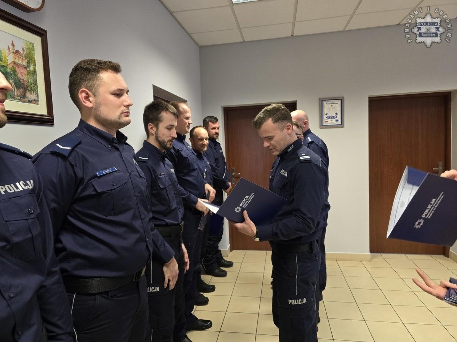 Zdjęcie w galerii na portalu naszraciborz.pl: Policyjne awanse w komendzie w Raciborzu wiadomości z regionu