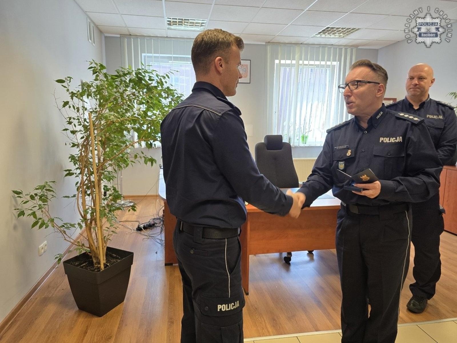 Zdjęcie w galerii na portalu naszraciborz.pl: Policyjne awanse w komendzie w Raciborzu wiadomości z regionu